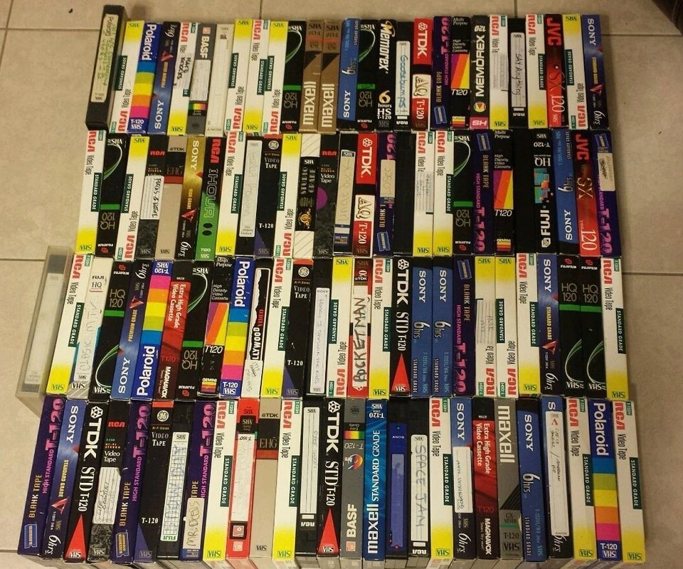 Ел кассет. Стопка VHS кассет. Видеокассеты упаковка. Кассеты с пачками. Финские видеокассеты.