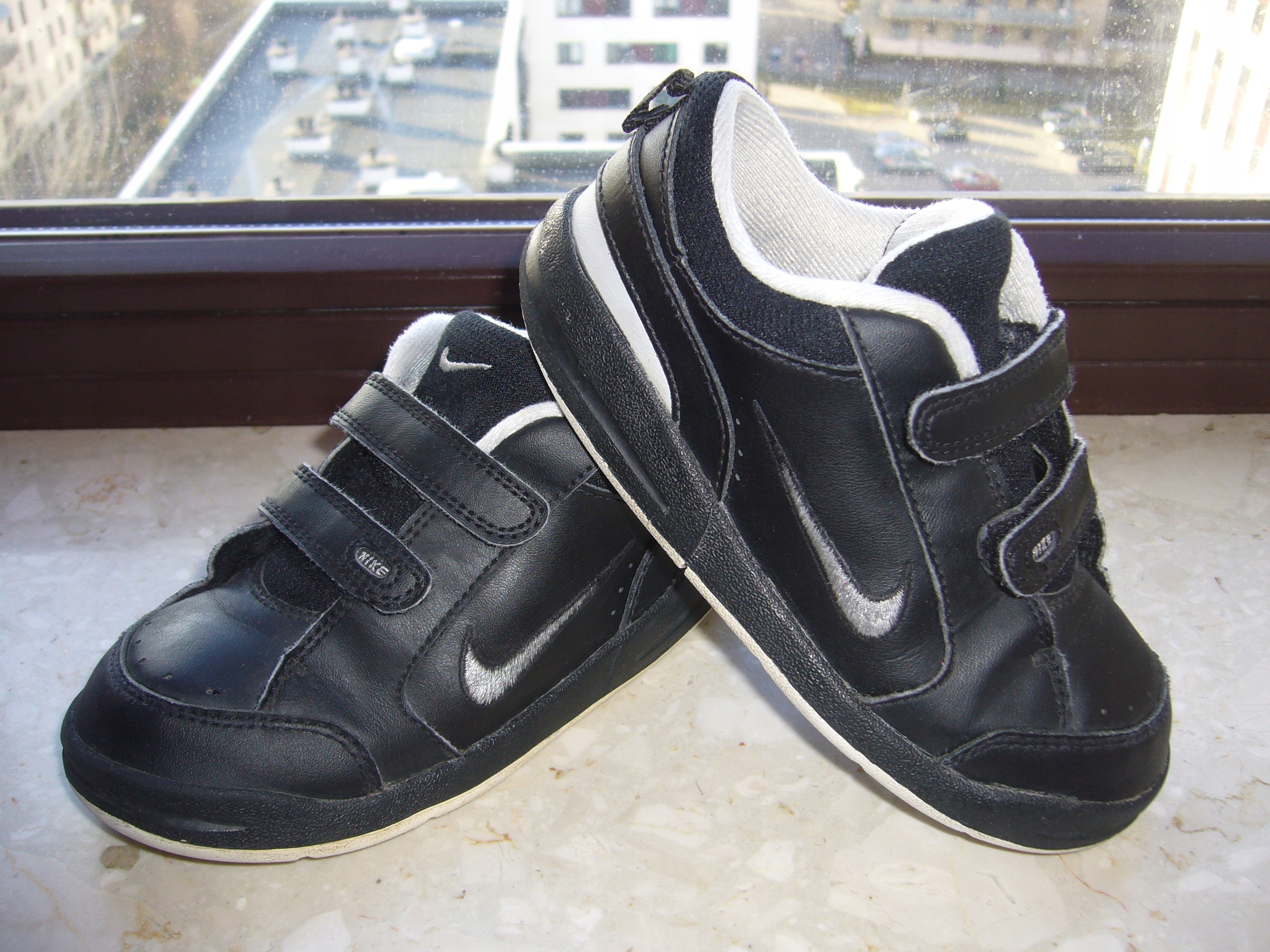 Buty dziecięce sportowe adidasy Nike r.27 skóra 7878598363 Buty dziecięce sportowe adidasy Nike r.27 skóra 7878598363