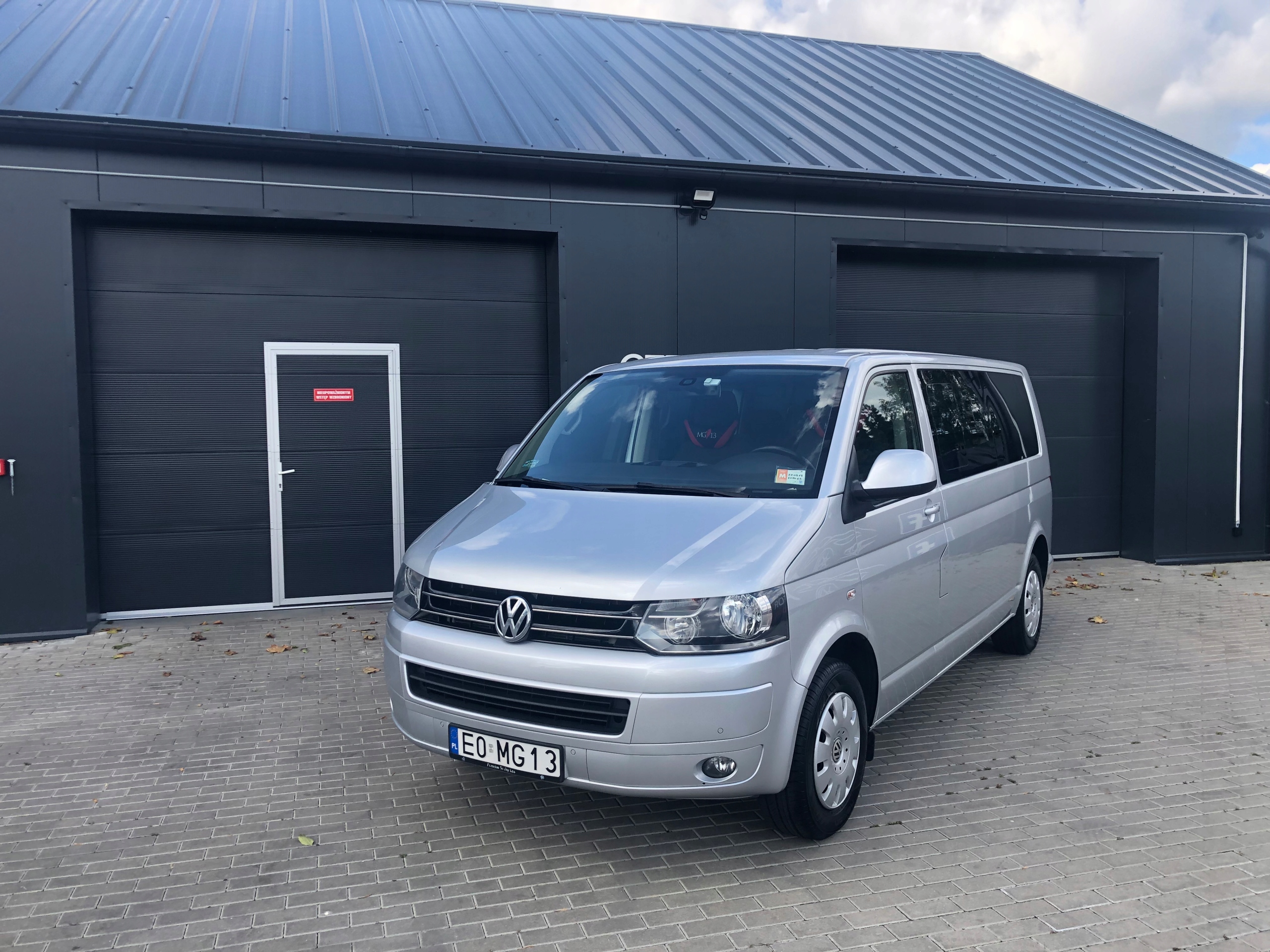 Volkswagen motion. VW Caravelle t5 логотип. Фольксваген Каравелла Старая модель. Фольксваген Motion. Caravelle Volkswagen обои.