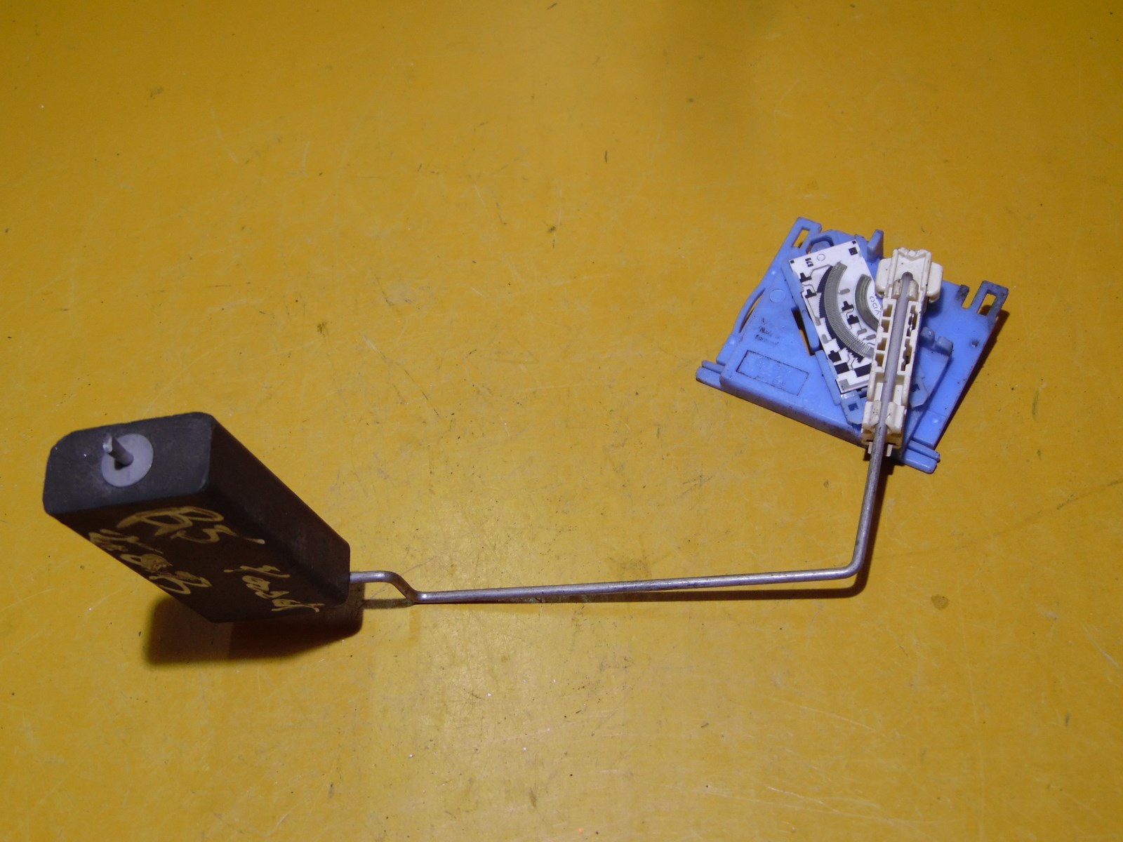 Датчик уровня топлива пассат б4 универсал. Датчик уровня топлива б3. 2. Датчик уровня топлива б3. Датчик уровня топлива фольксваген гольф 3.