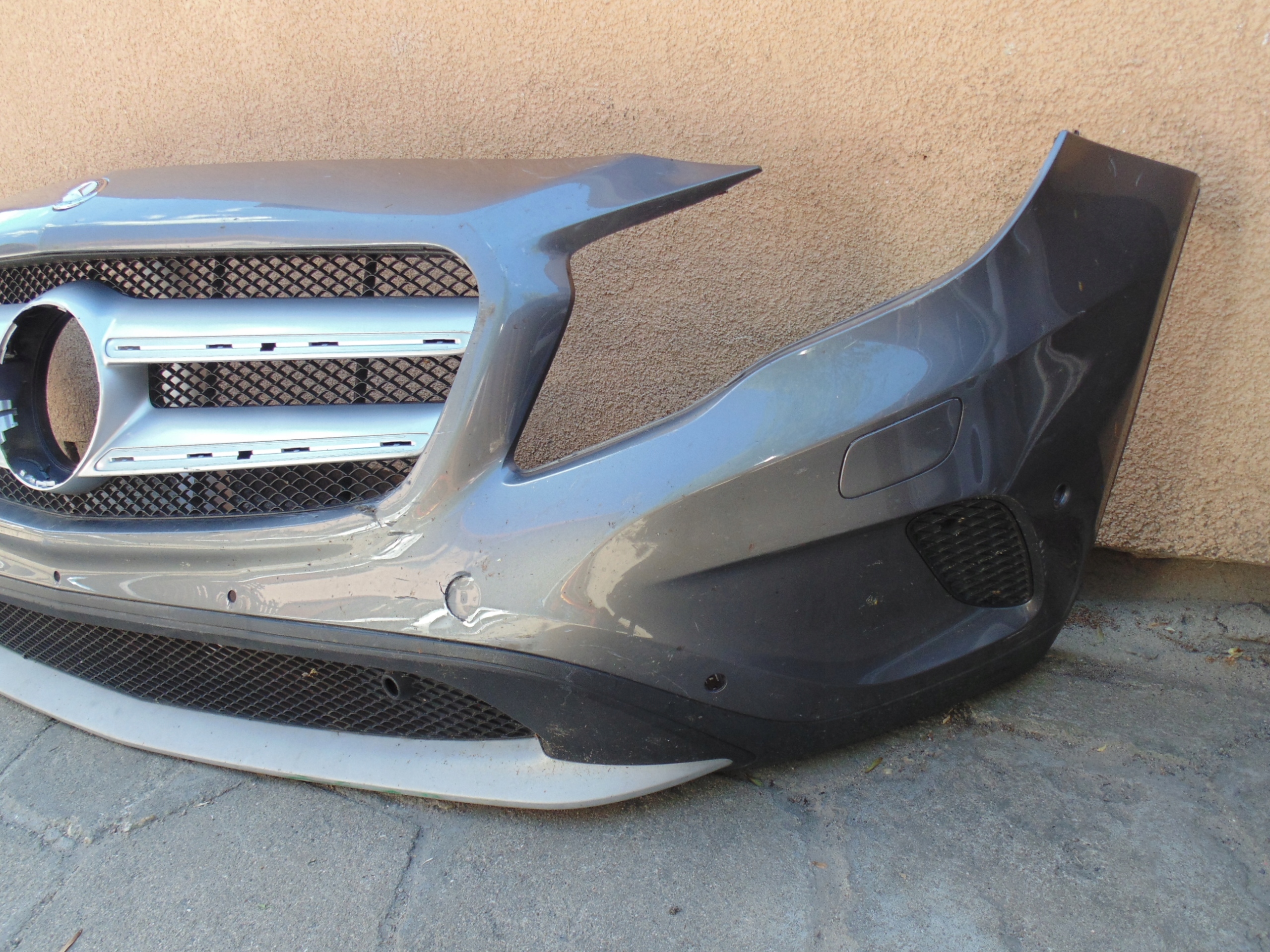 Zderzak Mercedes GLA przedni kratki grill ślizgi