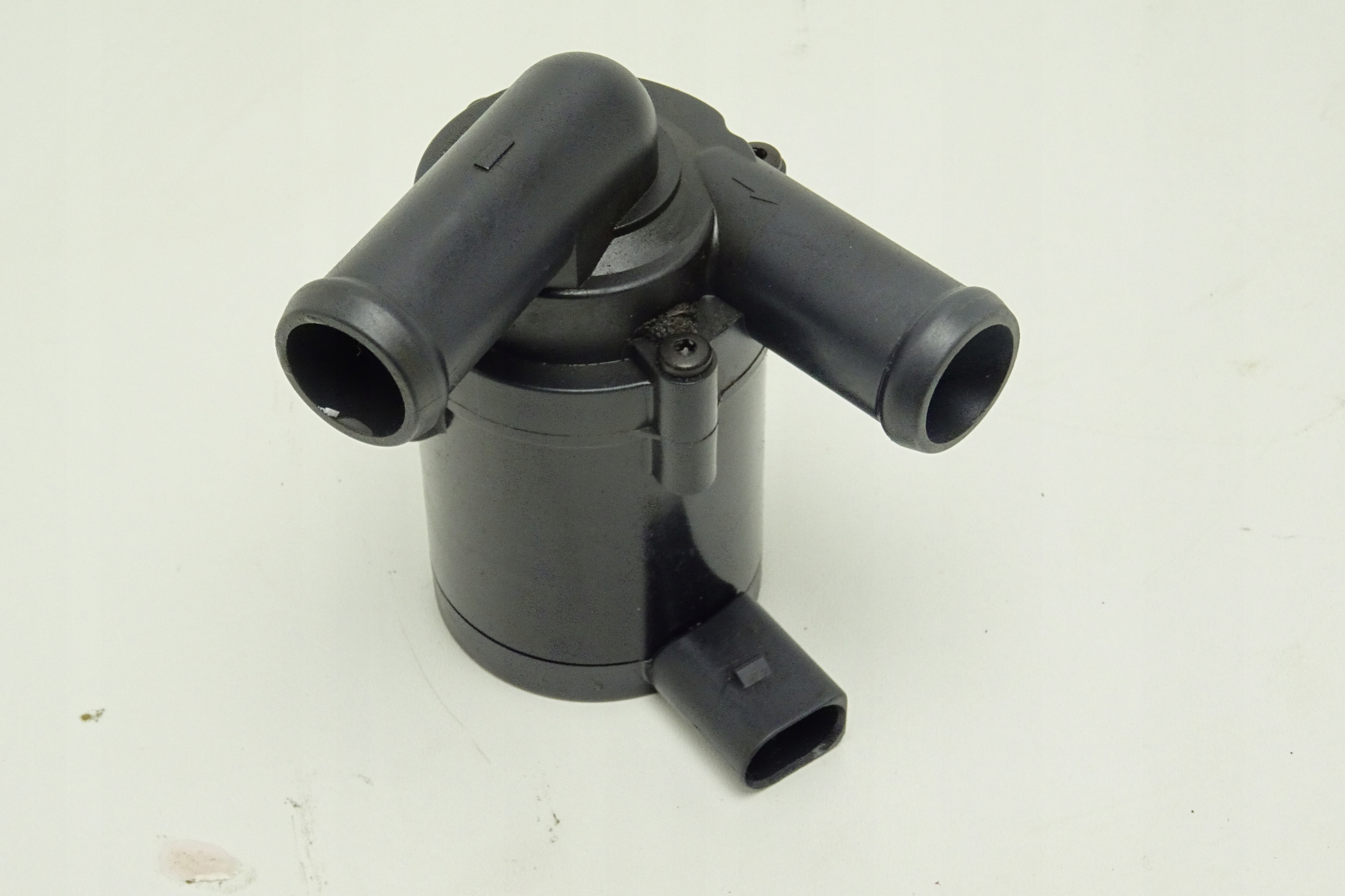 Насос циркуляционный webasto 12v u4847. Насос охлаждающей жидкости вебасто. 3d0 965 561 d насос дополнительный системы охлаждения. Насос циркуляционный u4847 webasto (9017982a). Циркуляционный насос u4847 12v.