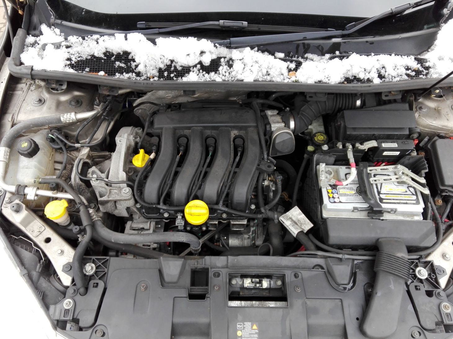 Рено лагуна 2 3,5 двигатель. Рено лагуна 3 1. Моторный отсек рено меган 2. 5 дизель. Двигатель рено меган 3 1.