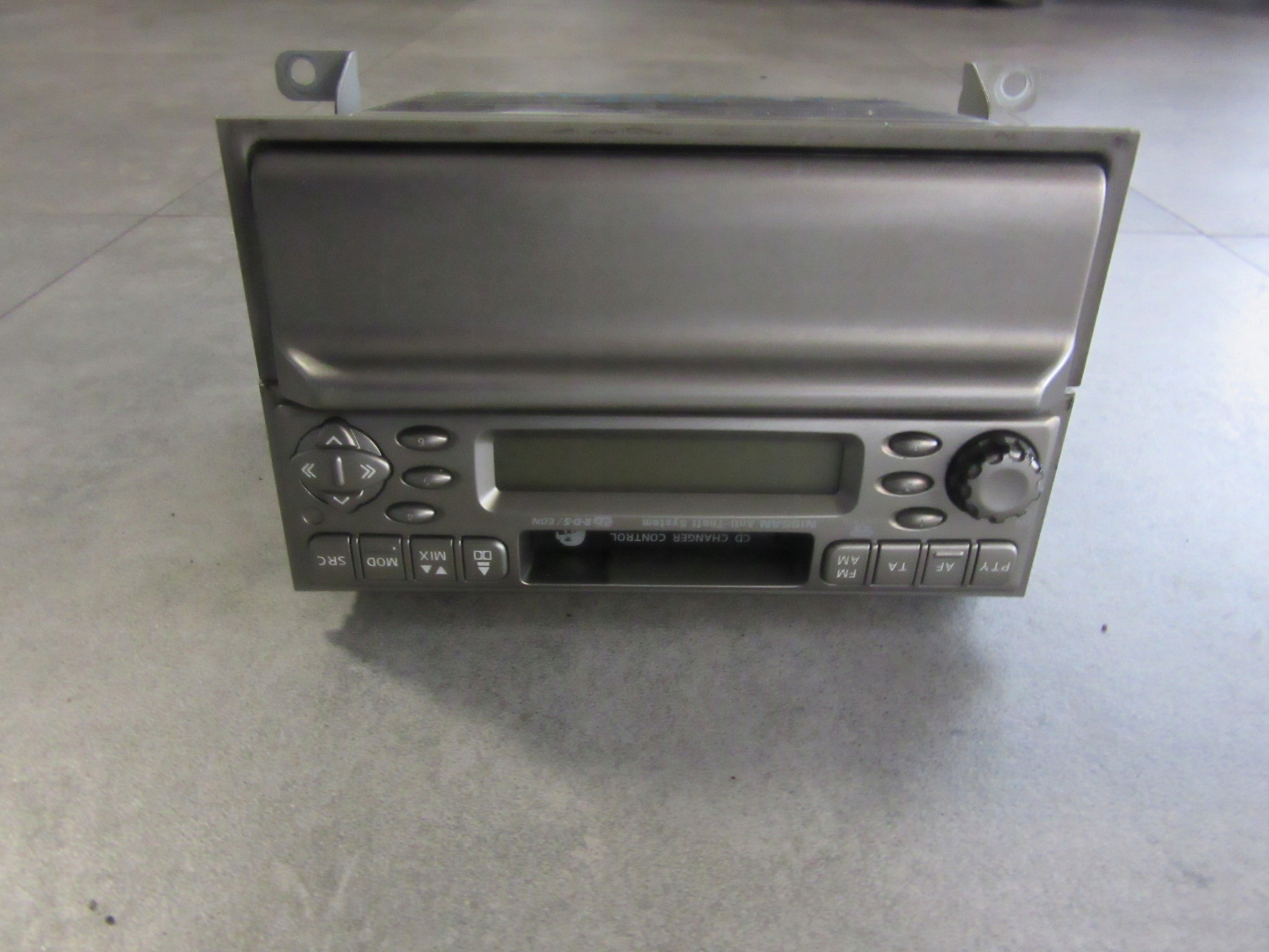 Nissan XTrail T30 2003 RADIO + SCHOWEK 7402615156 oficjalne