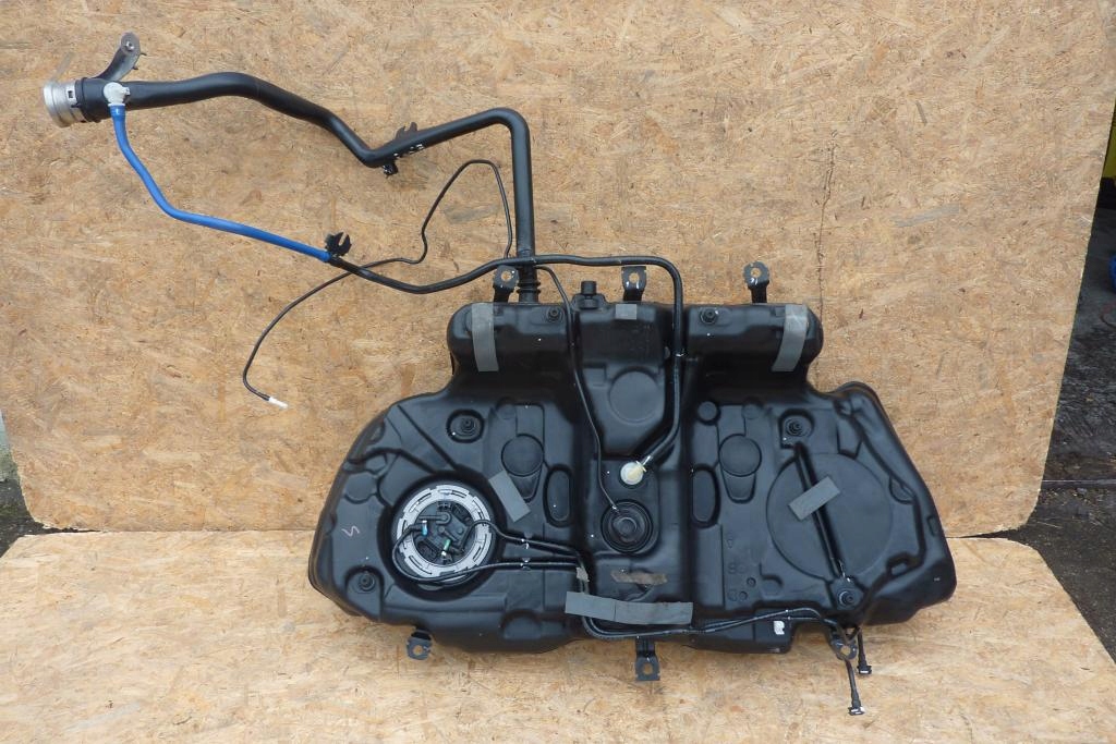 Топливный бак на мерседес o350. Алюминиевый бак мерседес актрос мп2. Топливный бак мерседес 202. Бак топливный актрос 300л. Комбинированный бак топливный бак и adblue 9604702801 актрос.