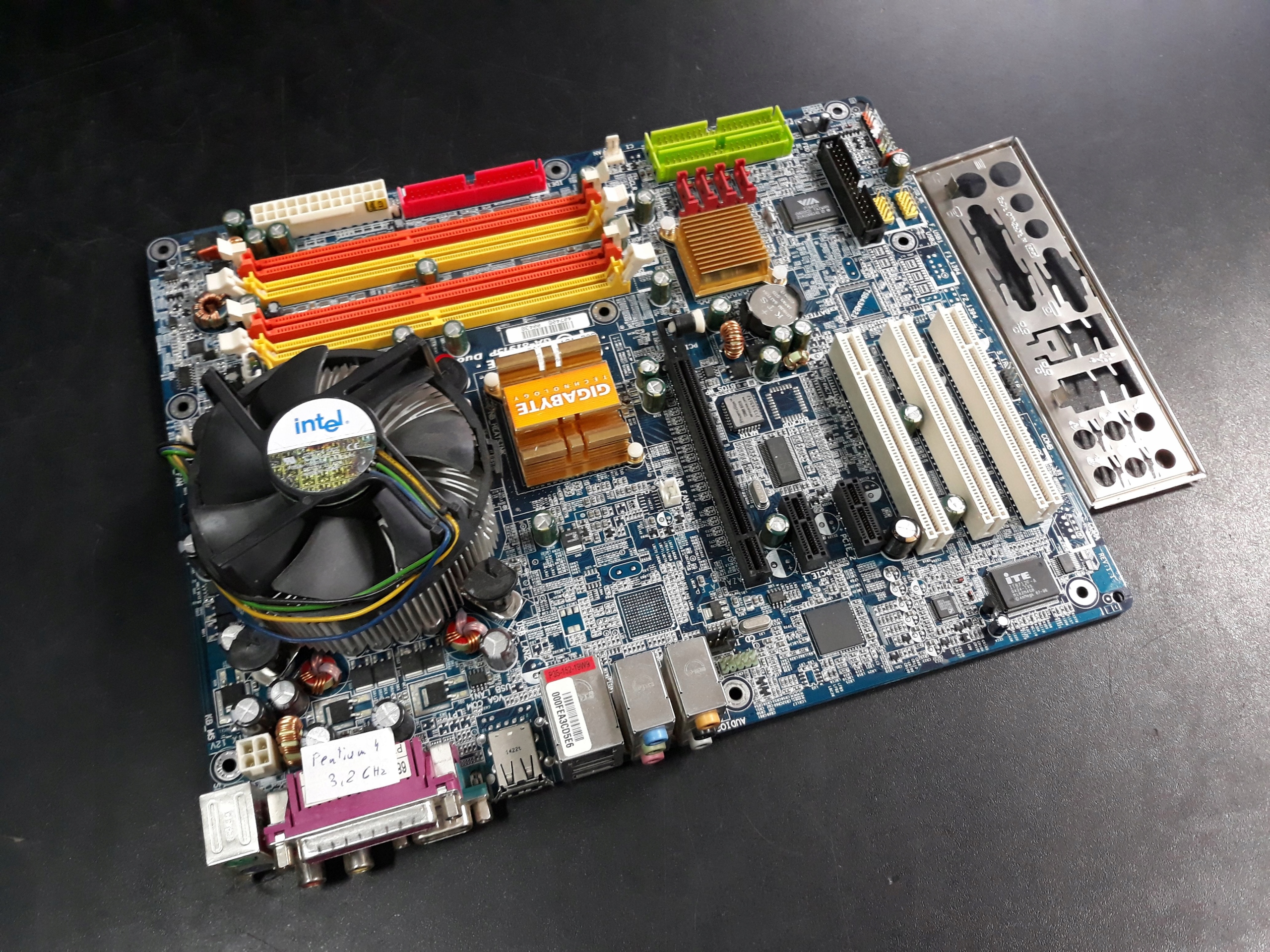 Płyta GIGABYTE GA-8I915P DUO + Pentium 3,2 GHz GW - 7832502281 ...