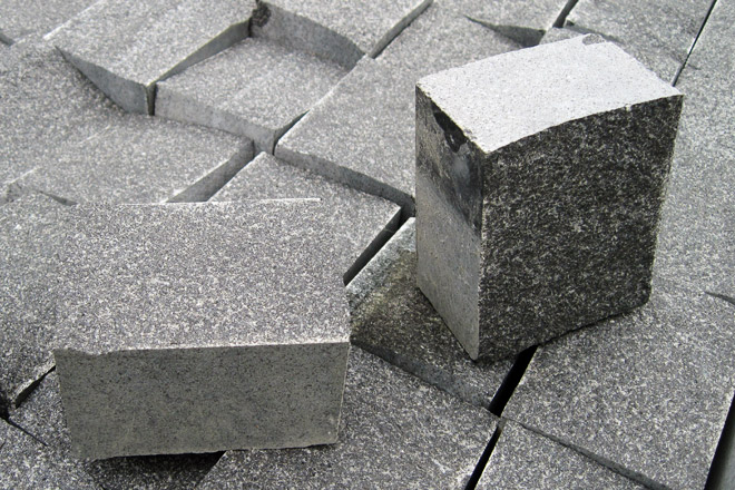 Гранитная колотая брусчатка 100х100х80 (месторождение "цветок урала"). Брусчатка гранитная колотая 100х100х50. Брусчатка гранитная колотая 100х100х50. Гранитная брусчатка пиленая. Брусчатка колотая габбро.