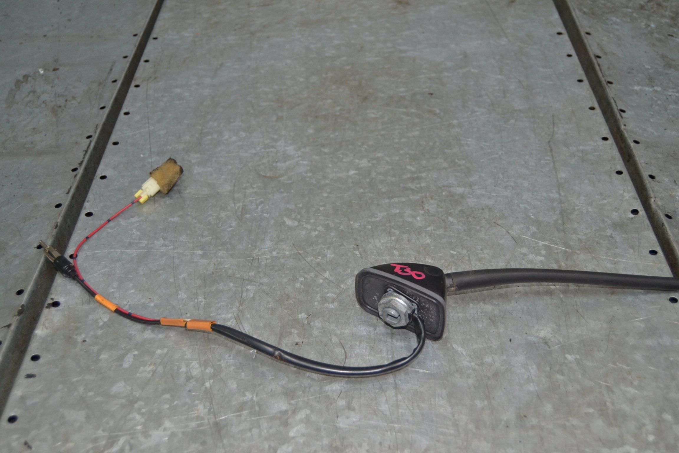 NISSAN XTRAIL T30 ANTENA 7707813491 oficjalne