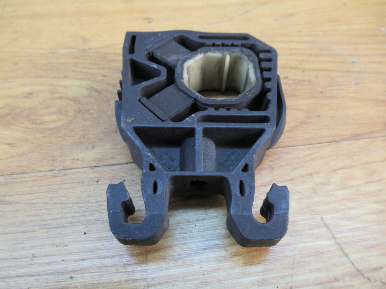 Крепление радиатора пассат. Крепление радиатора пассат б3. Volkswagen passat b4 крепеж радиатора. Крепление радиатора пассат. Крепеж радиатора passat b4.