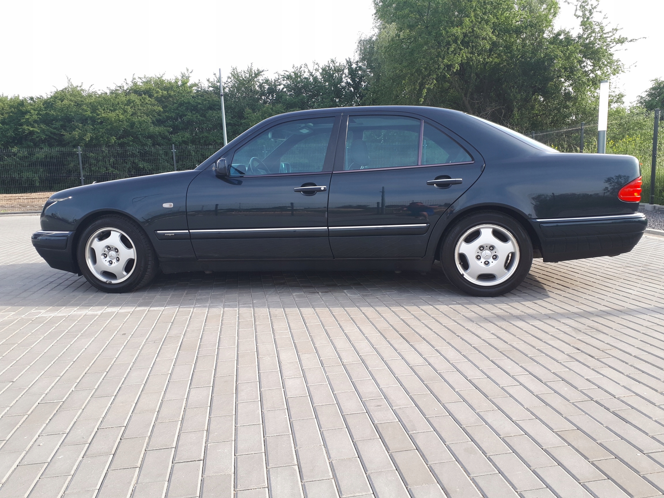 Wyjątkowy Mercedes E 320 Avantgarde z Japonii 8144459269