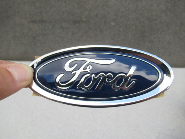 как снять эмблему форд