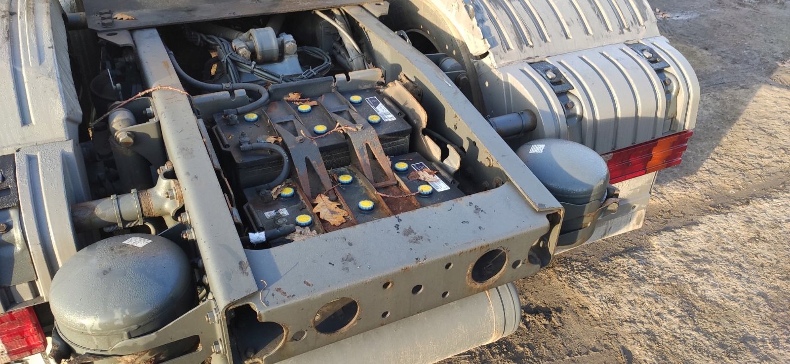 mercedes axor 1843 аккумуляторный отсек