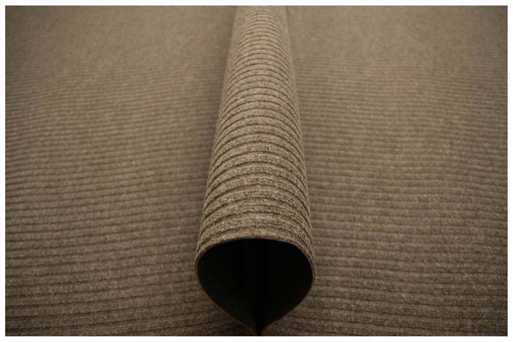 szer. 2 m BRĄZOWA WYKŁADZINA IGŁOWANA W PRĄŻKI NA KORYTARZA WIATROŁAP