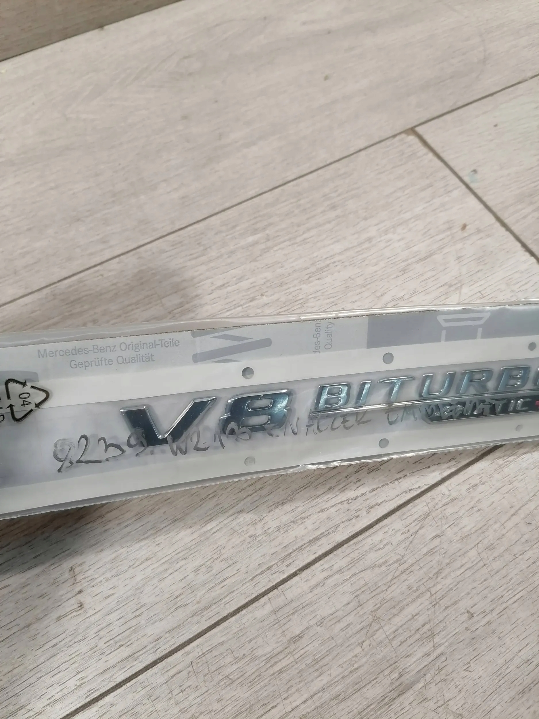 8239. MERCEDES W213 ZNACZEK EMBLEMAT A2138179900