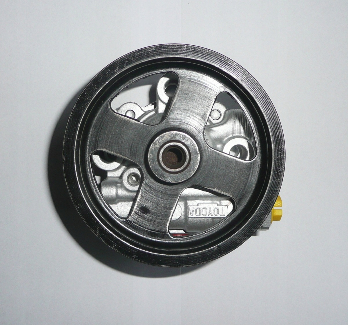 POMPA WSPOMAGANIA TOYOTA AVENSIS I T22 2.0 D4D Producent części Toyota OE