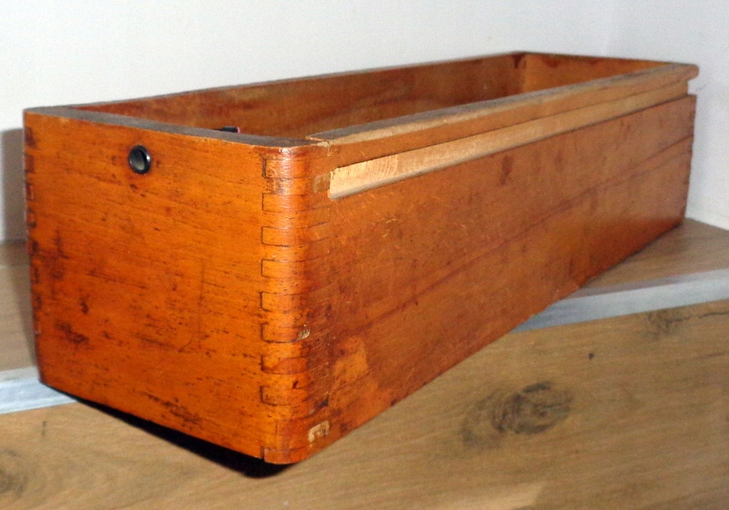 Stara szuflada od maszyny do szycia .