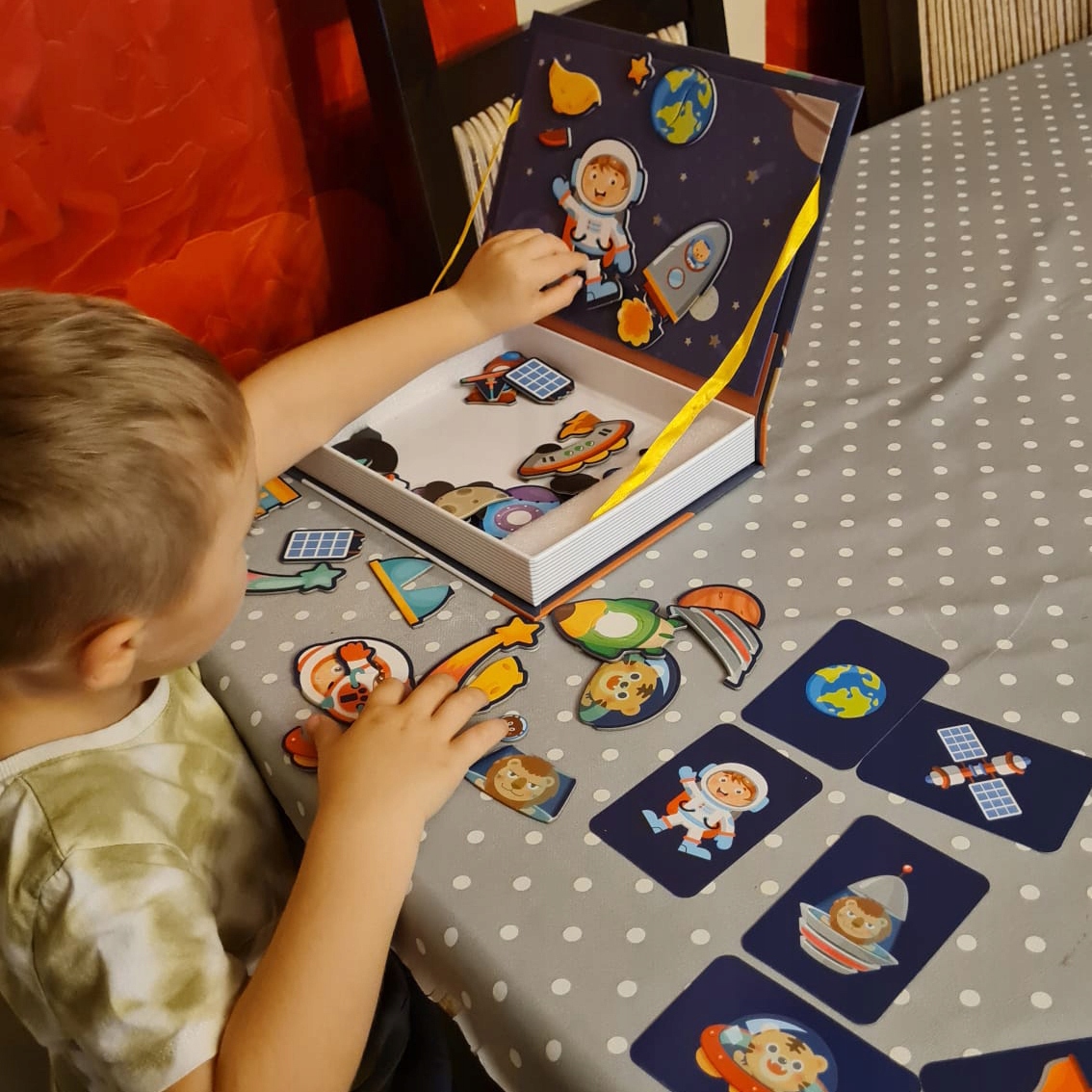 Магнітний пазл Монтессорі 57 елементів. Космос Навчальна книга Герой / Казка Інше
