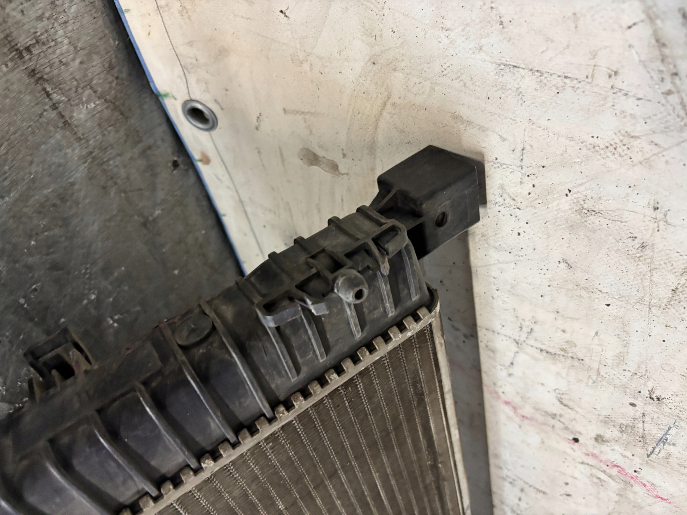 water cooler Mercedes W203 2.0K A2035001103