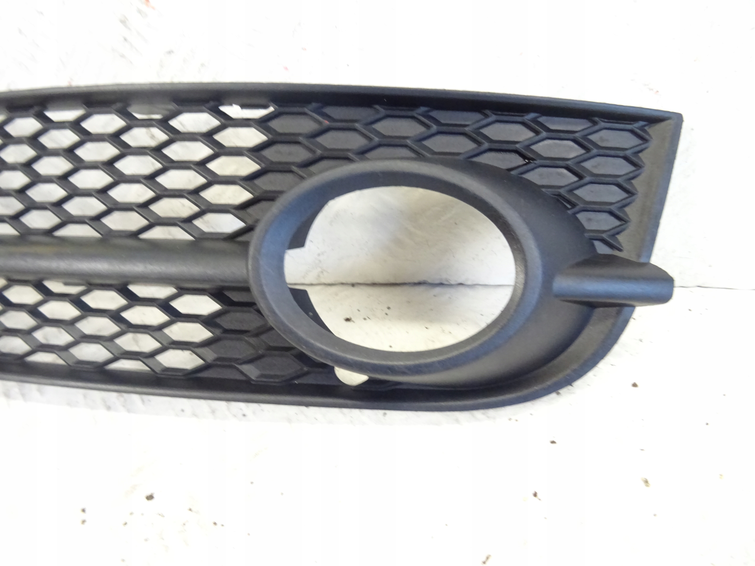 grid of a bumper front front left AUDI TT 8J0 8J0807681