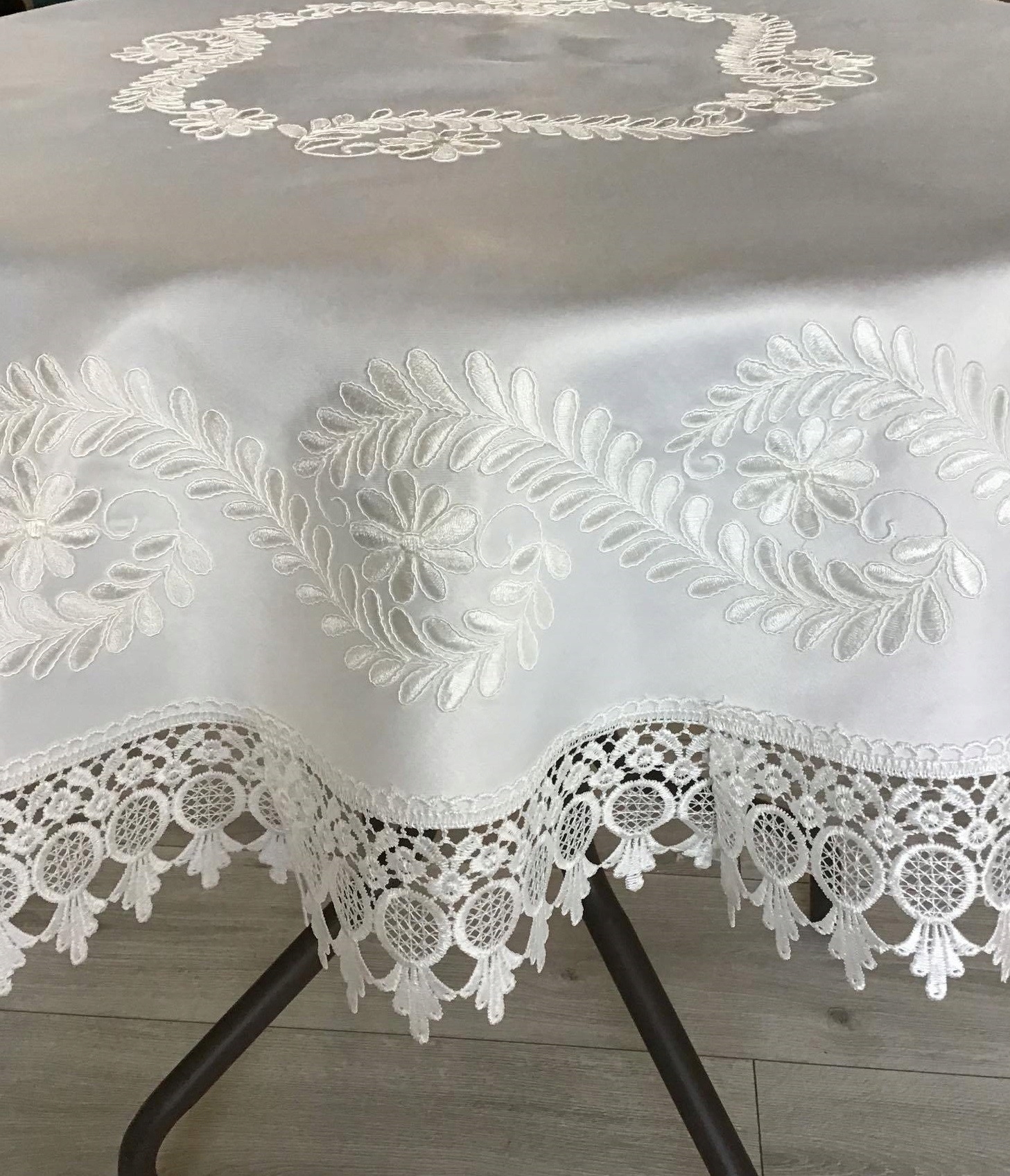 

Obrus Okrągły Haftowany I Obszyty Gipiurą 150cm