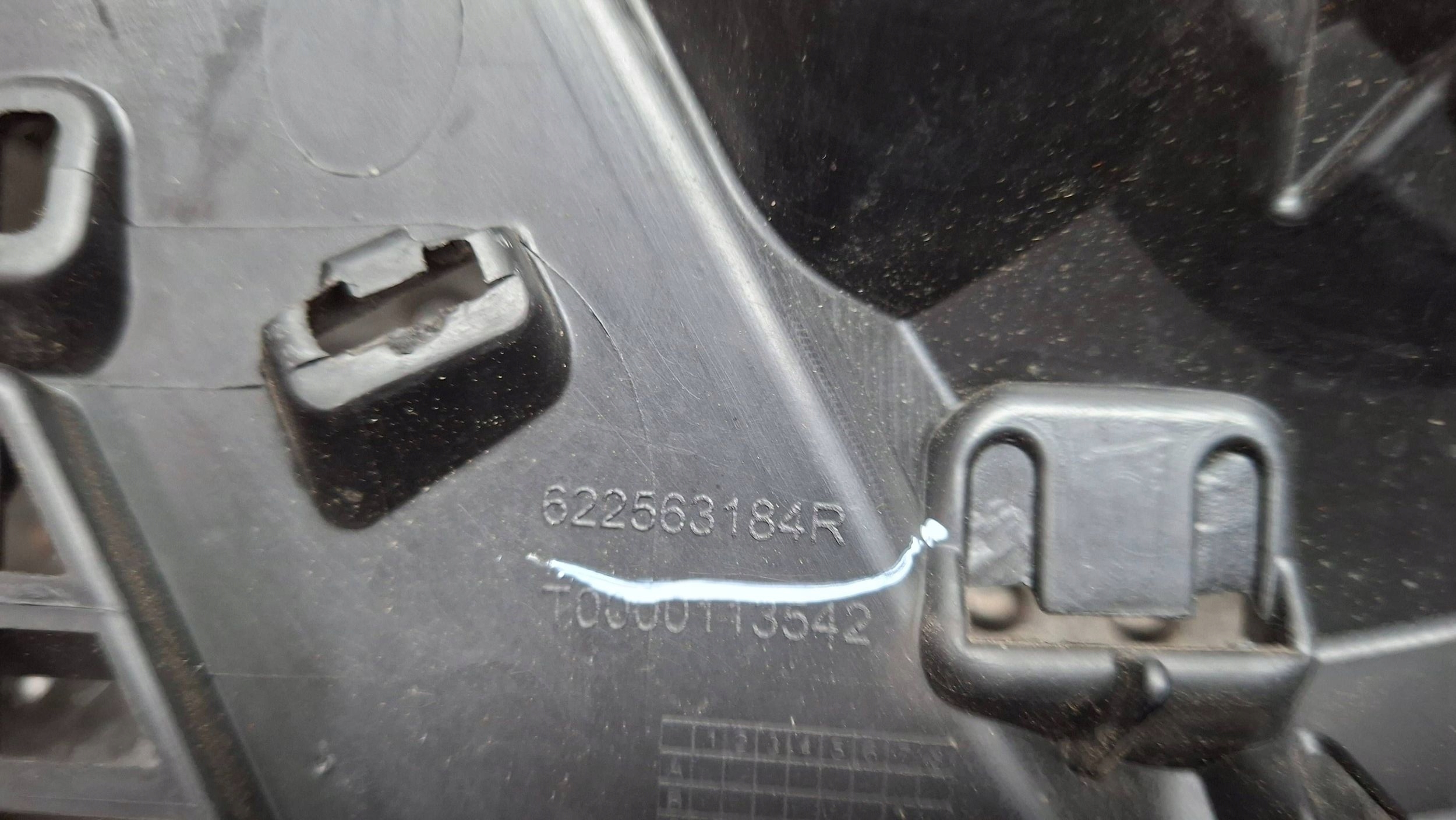 příčka maska nárazníku předek 622563184R RENAULT CLIO IV 2012
