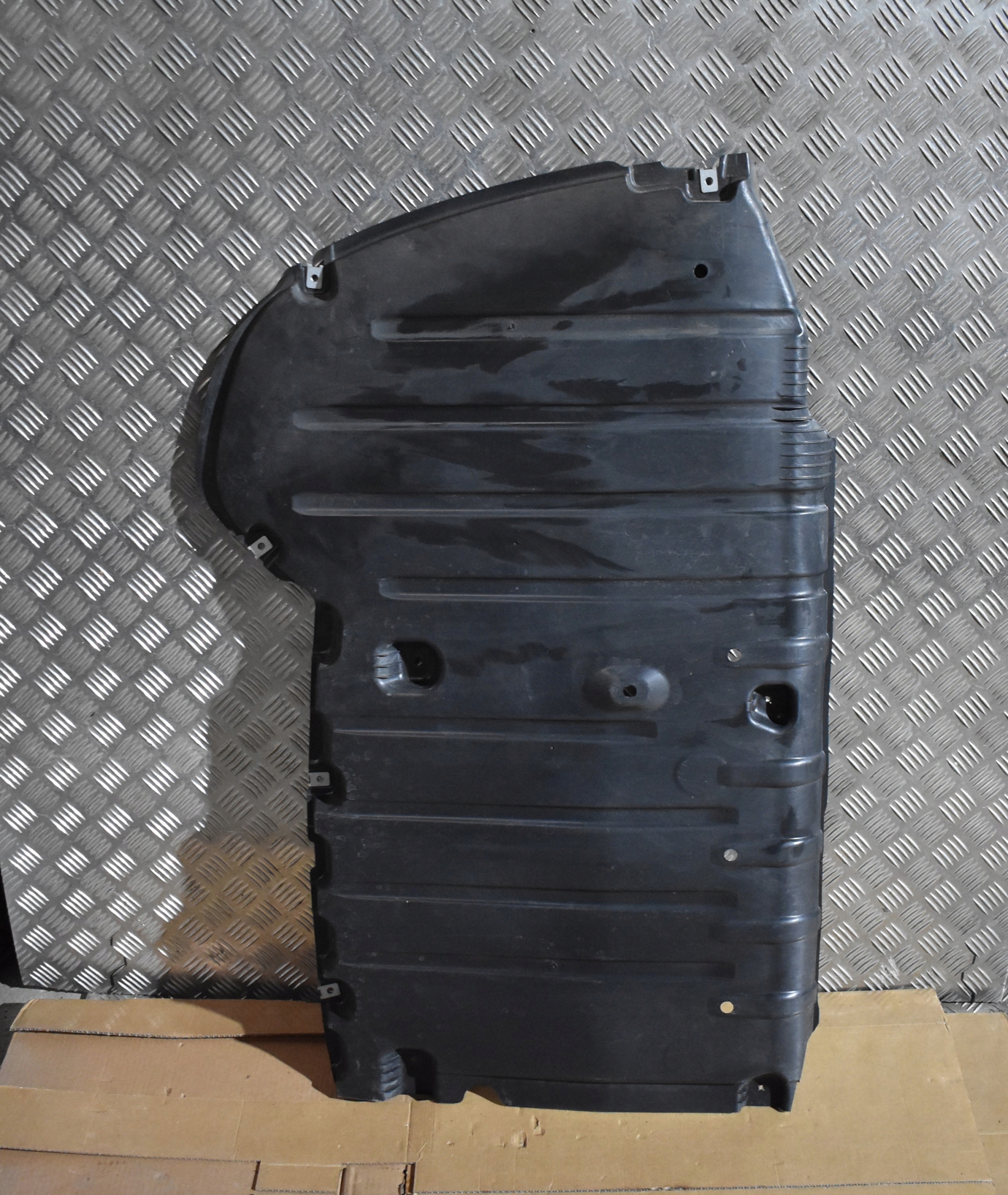 IDEALNA cover chassis MERCEDES W214 1 9