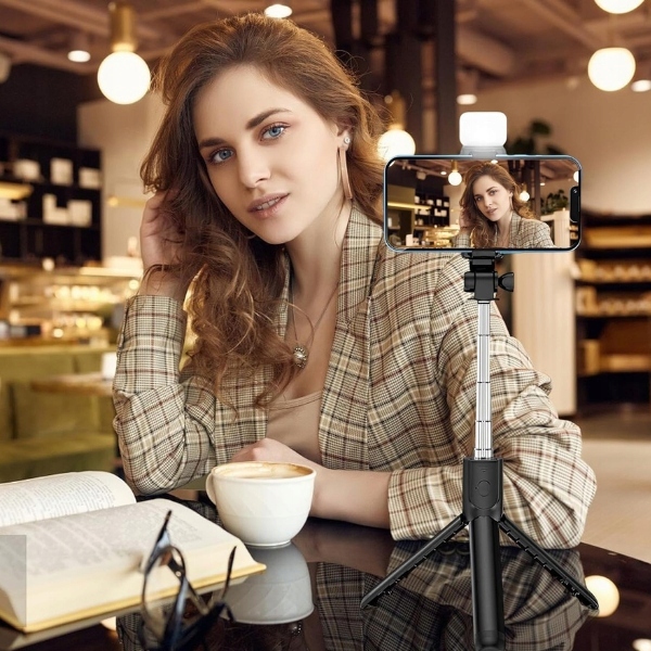 SELFIE STICK KIJEK TRIPOD STATYW + PILOT BLUETOOTH + LAMPA LED PREMIUM 63CM Załączone wyposażenie Instrukcja obsługi