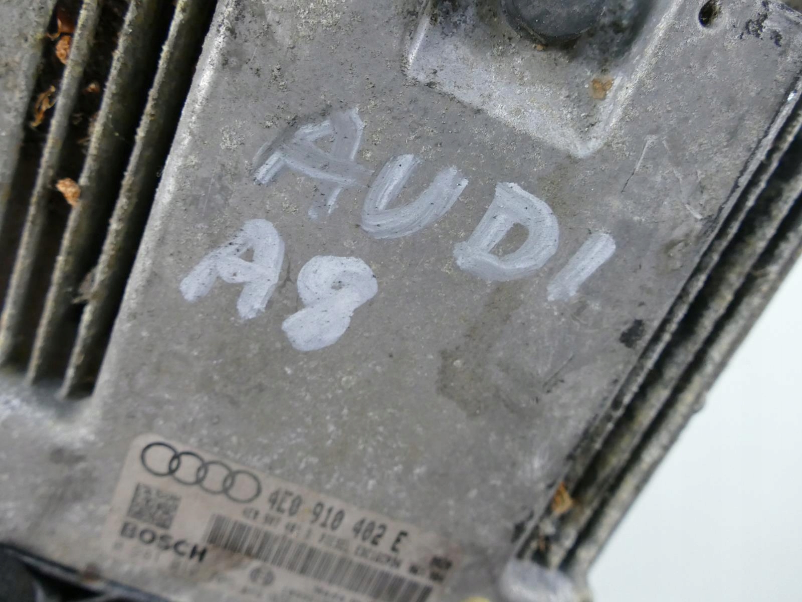 AUDI A8 D3 3.0 TDI control unit connecting spoiler of the engine module 4E0910402E 0281012705