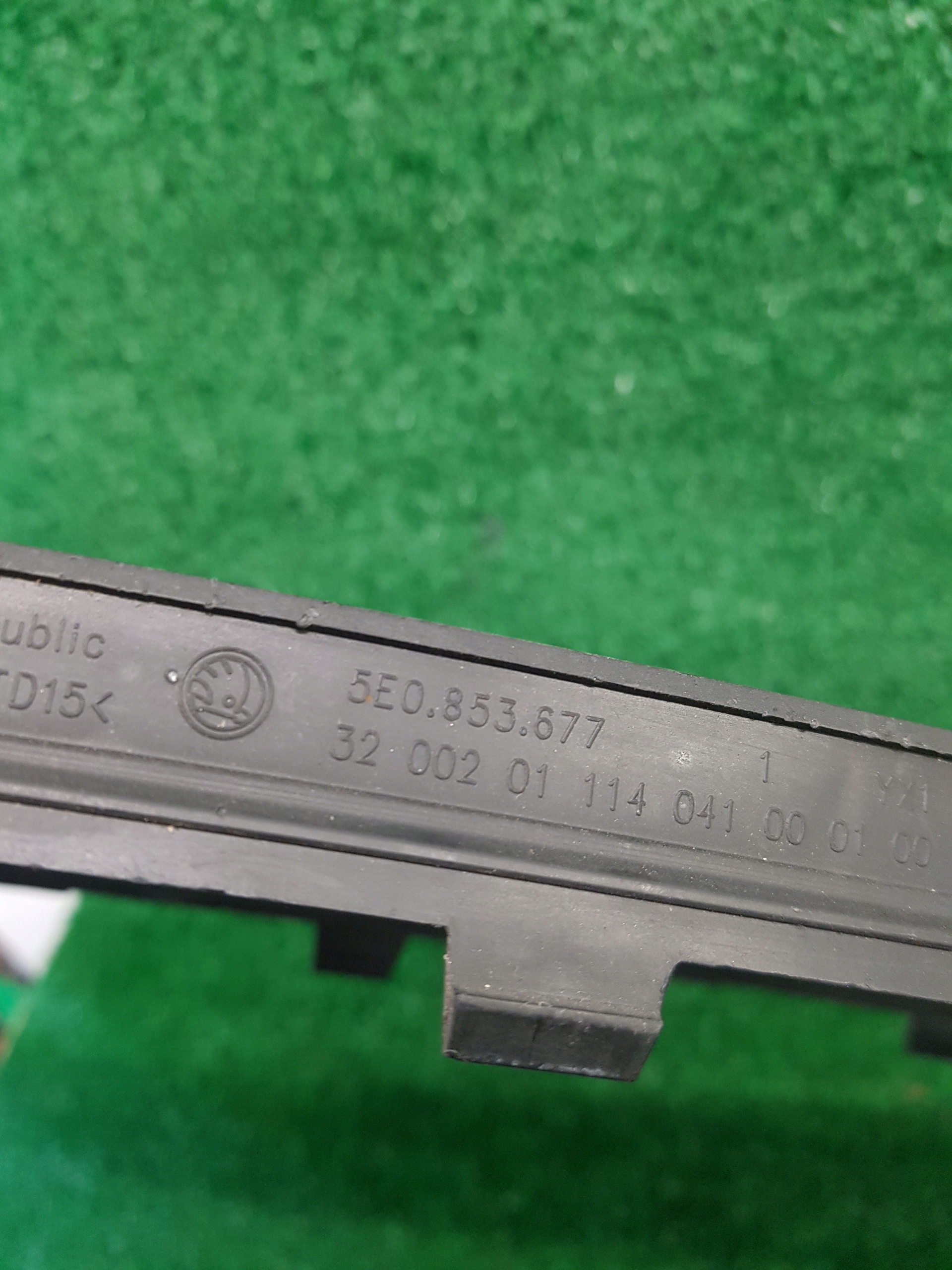 Lüftungsgitter der Stoßstange mitte SKODA OCTAVIA 3 5E0853677