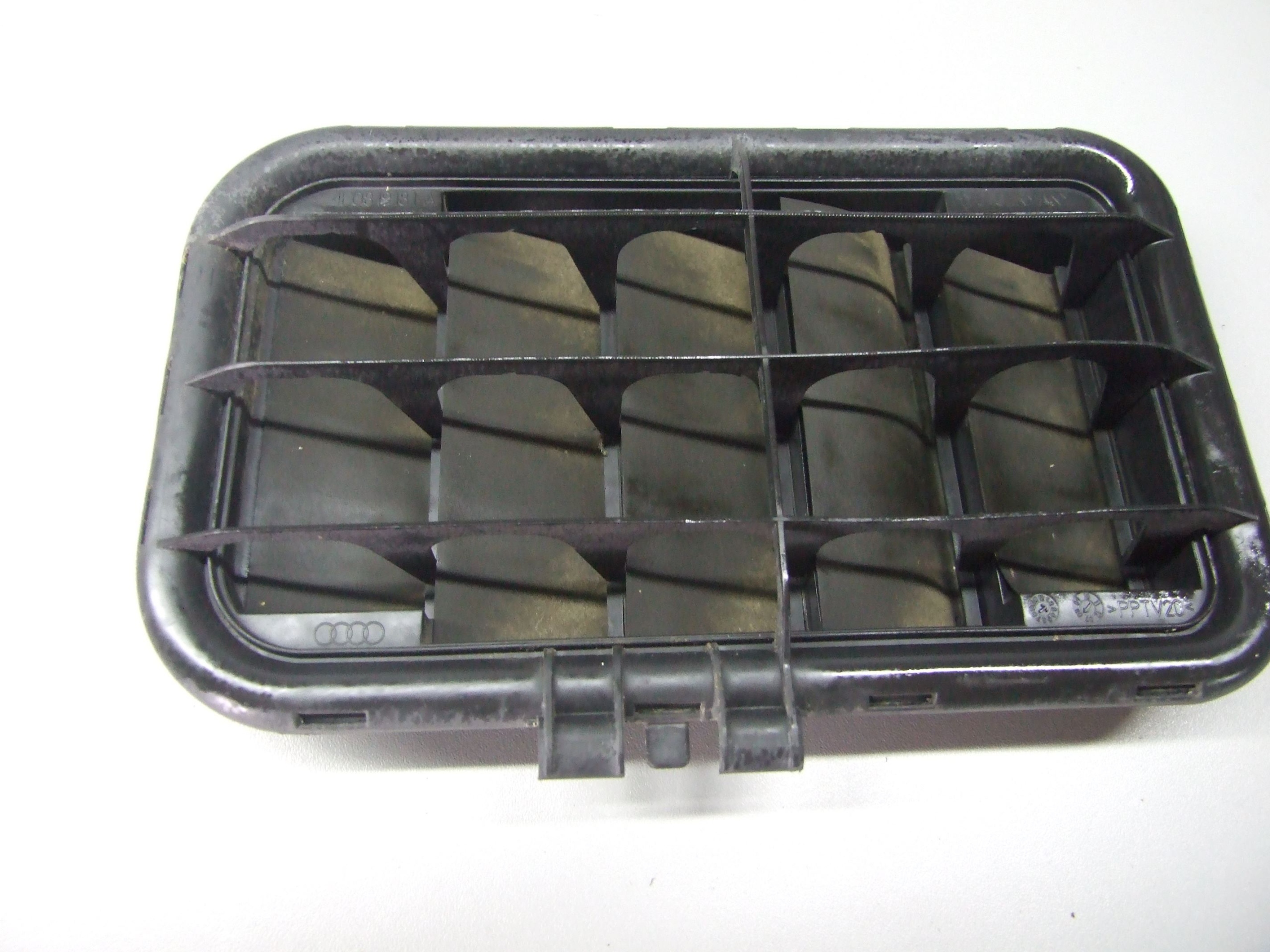 KRATKA WENTYLAC BAGAZNIKA AUDI A8 S8 D3 4E0819181A