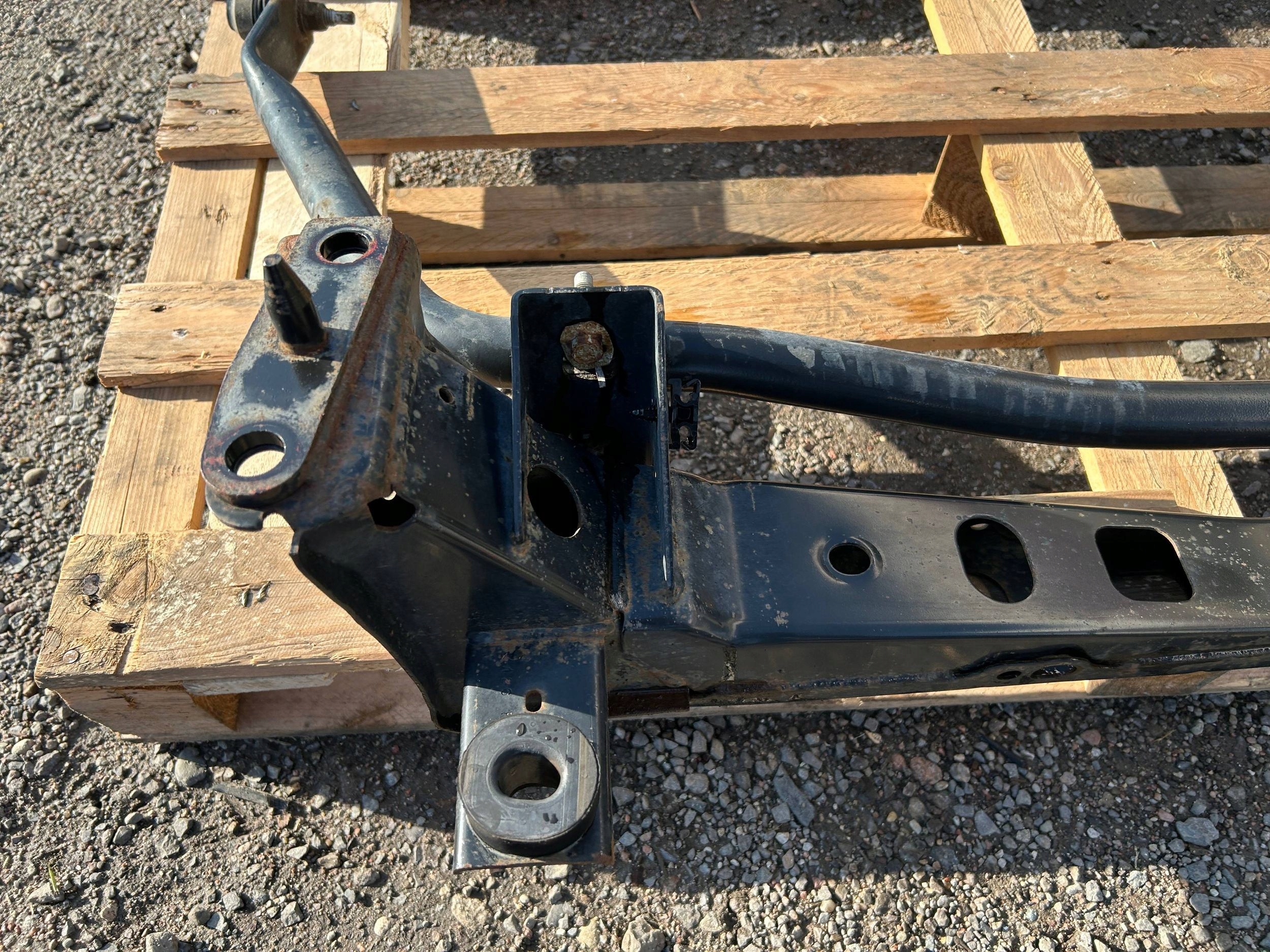 stabilizer rod front front support below radiator Ford Mustang 2005