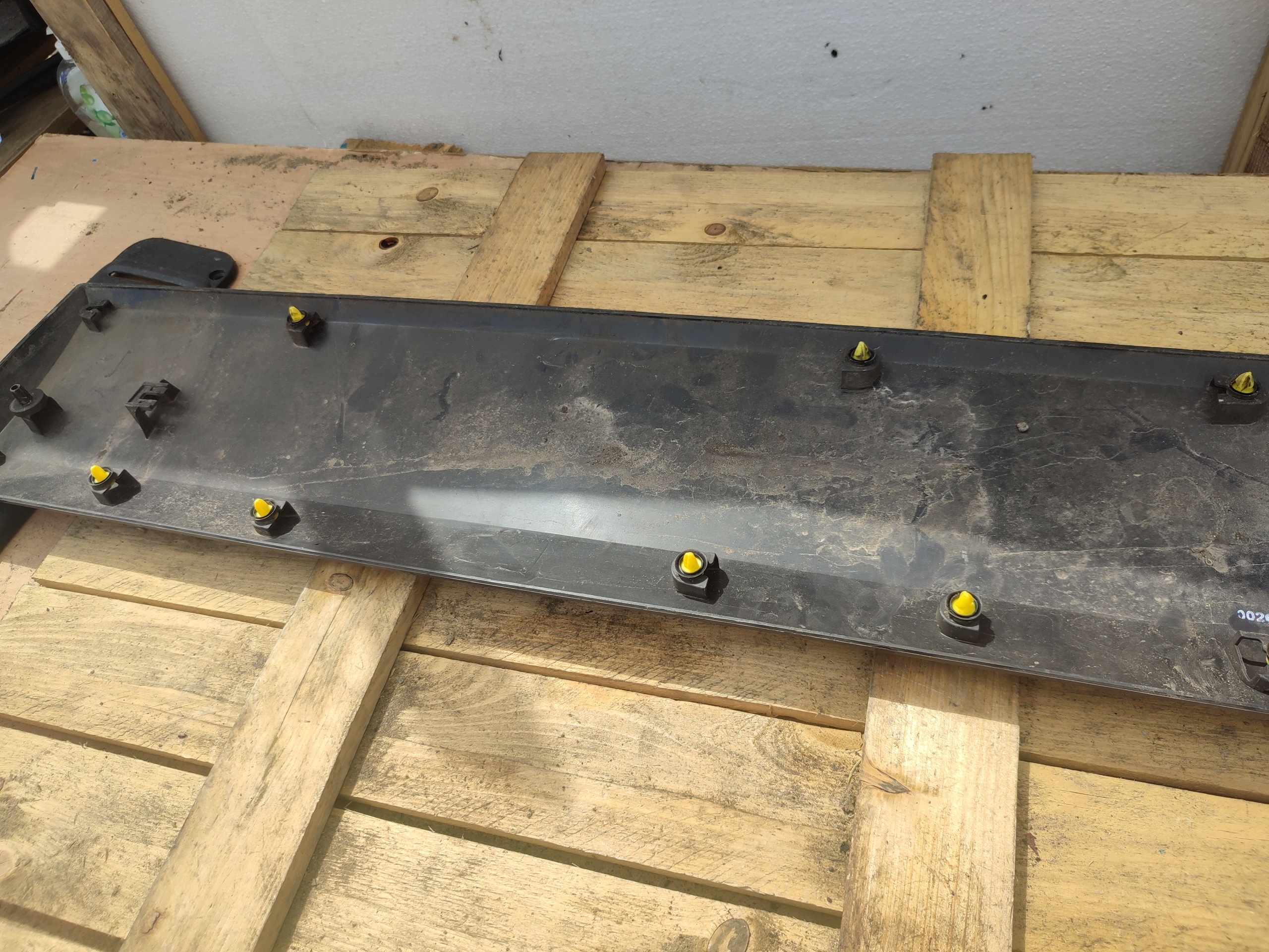 bk31-v254a17-agw moulding left side ford transit mk8