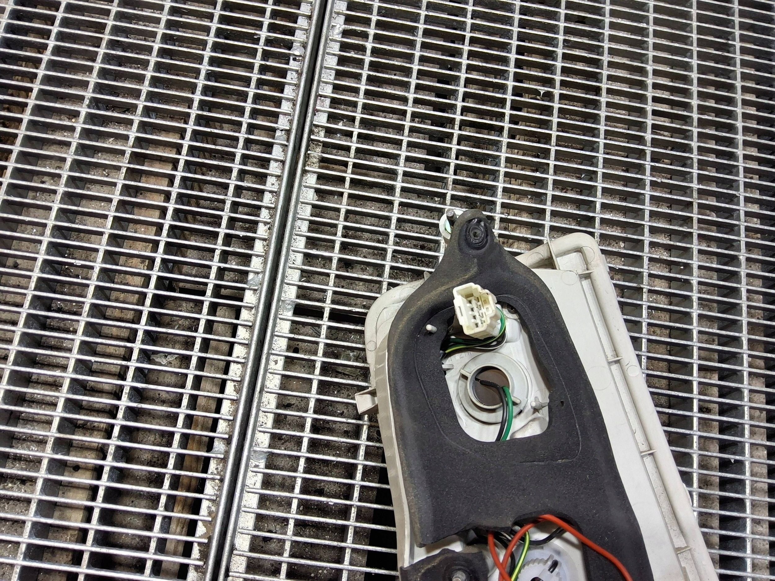 nissan ELGRAND 2004 задний правая сторона фонарь