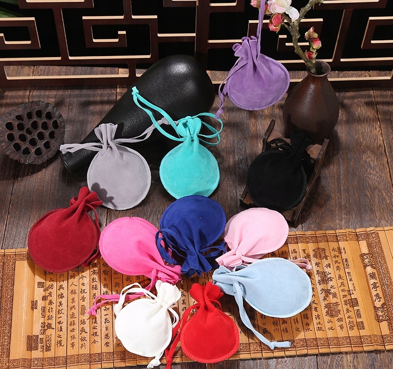 CZERWONY AKSAMITNY WORECZEK NA KOŚCI MONETY 9X12CM Nazwa Aksamitny Woreczek Na Kości Monety Sakiewka 9x12 cm - Czerwony