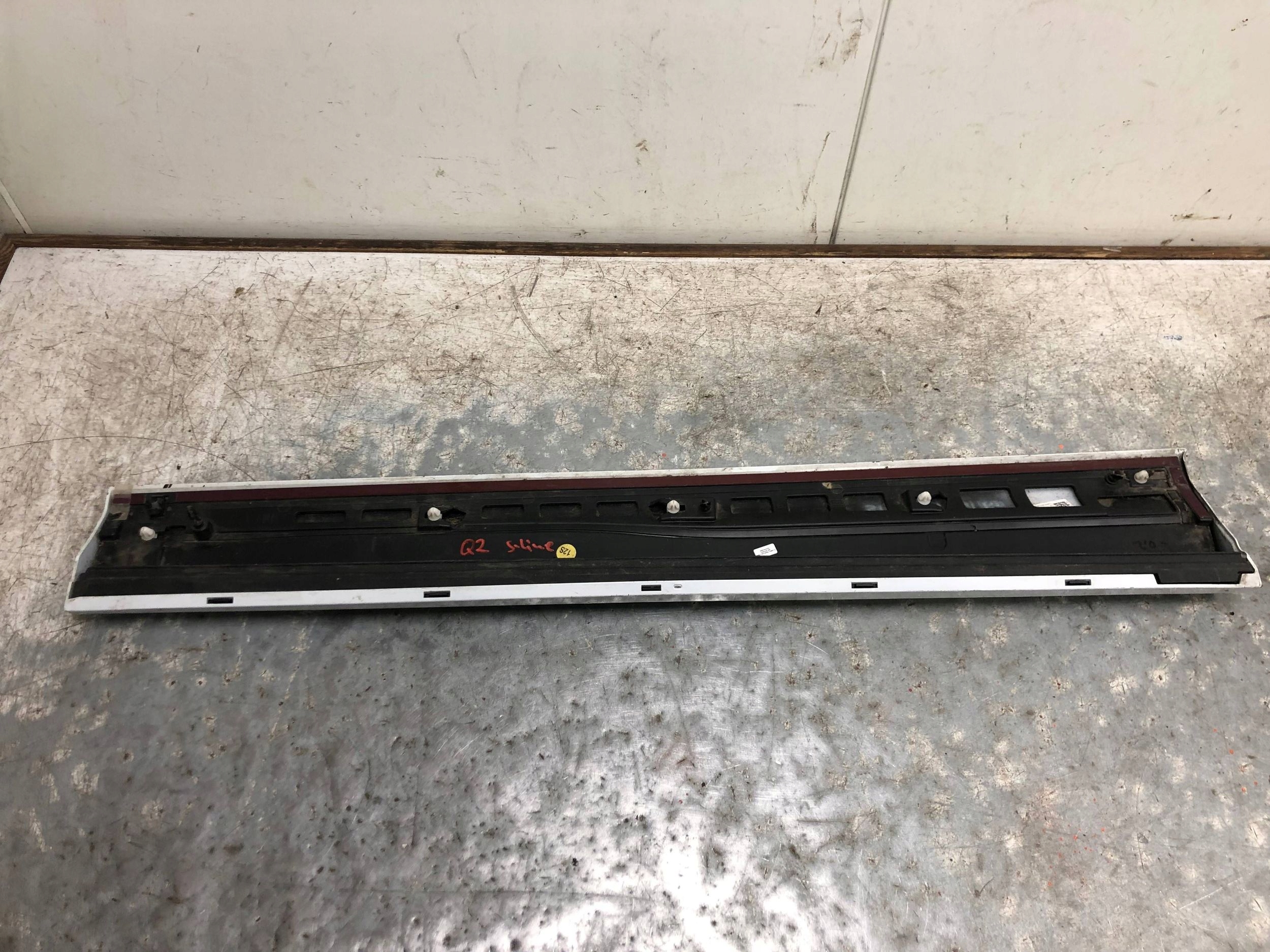 moulding door right front AUDI Q2 S-LINE 81A853960A
