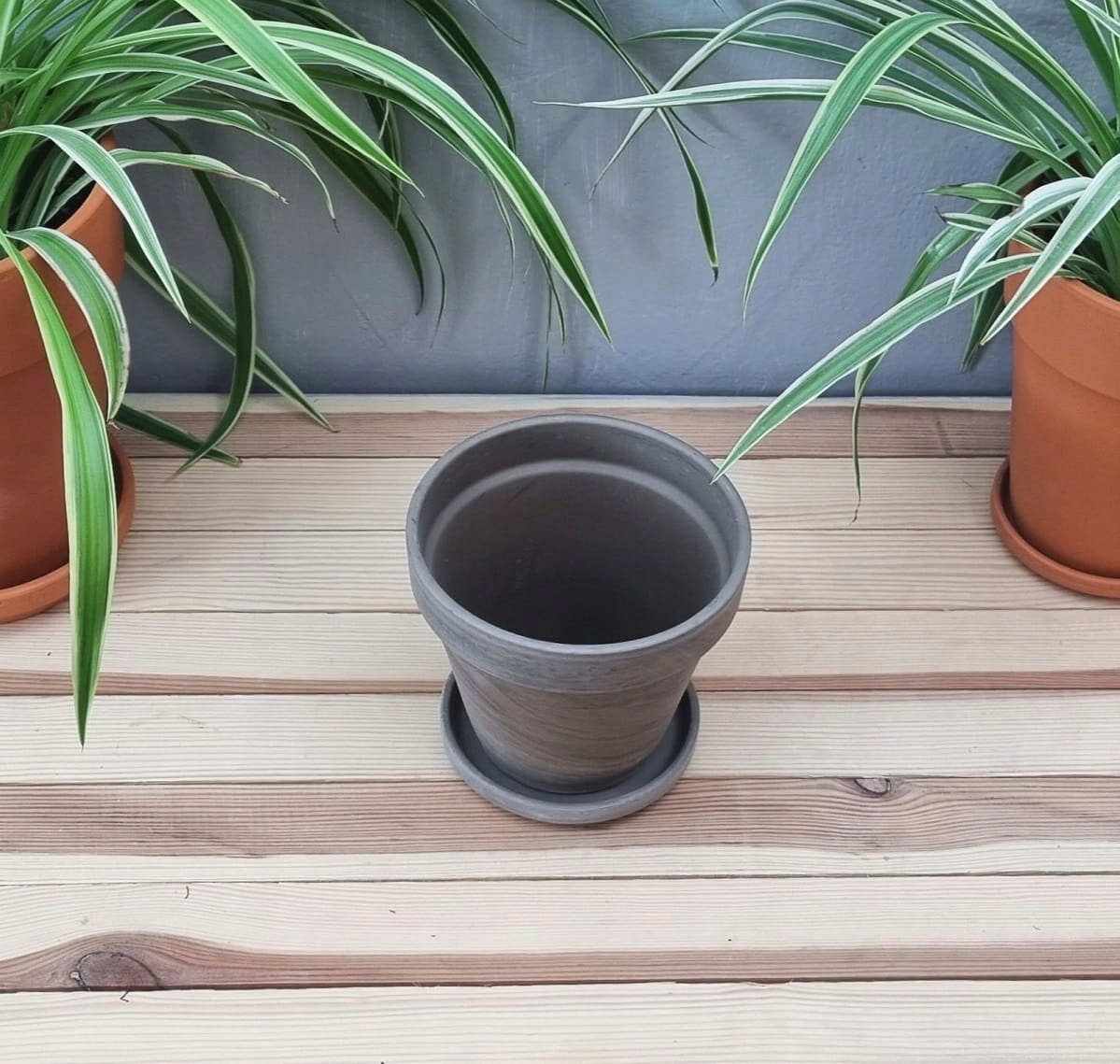 Doniczka gliniana BAZALTOWA + PODSTAWKA 13cm Materiał wykonania ceramika