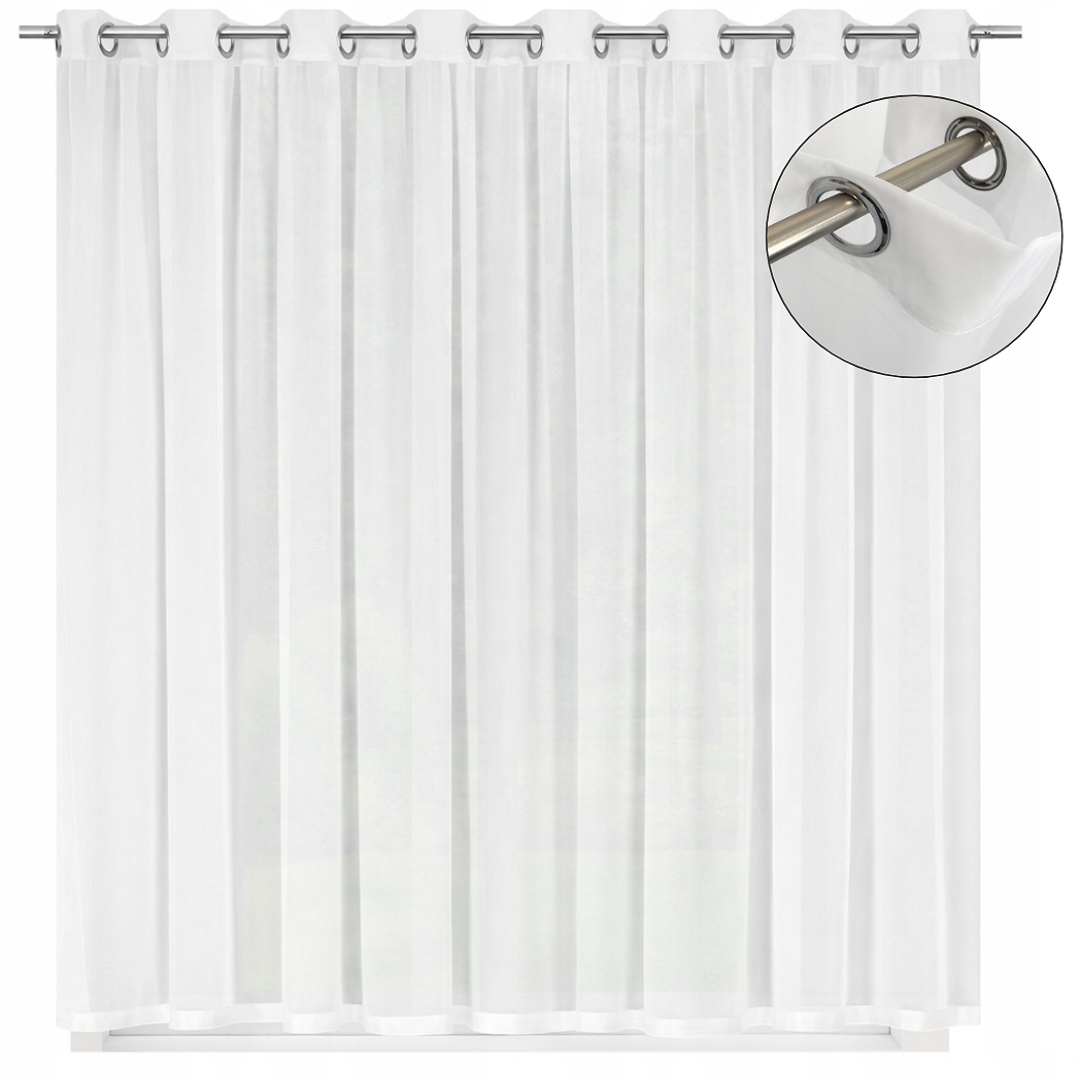 Hotová záclona hladká 220x400 bílá voálová s lemováním na průchodkách v obývacím pokoji