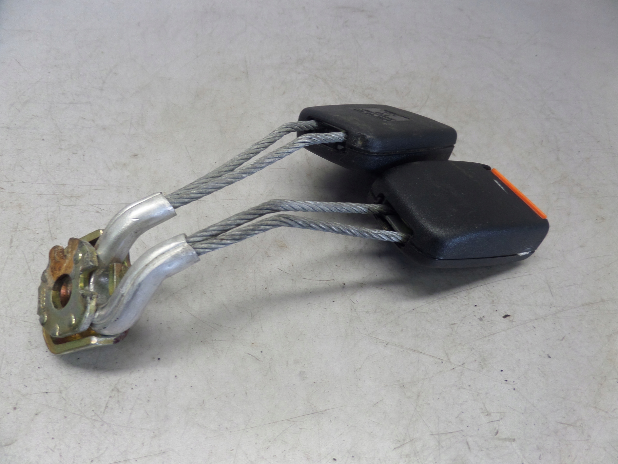 AUDI A8 D2 Fixation arbre ceintures sécurité Arrière 4D0857739F 94-02
