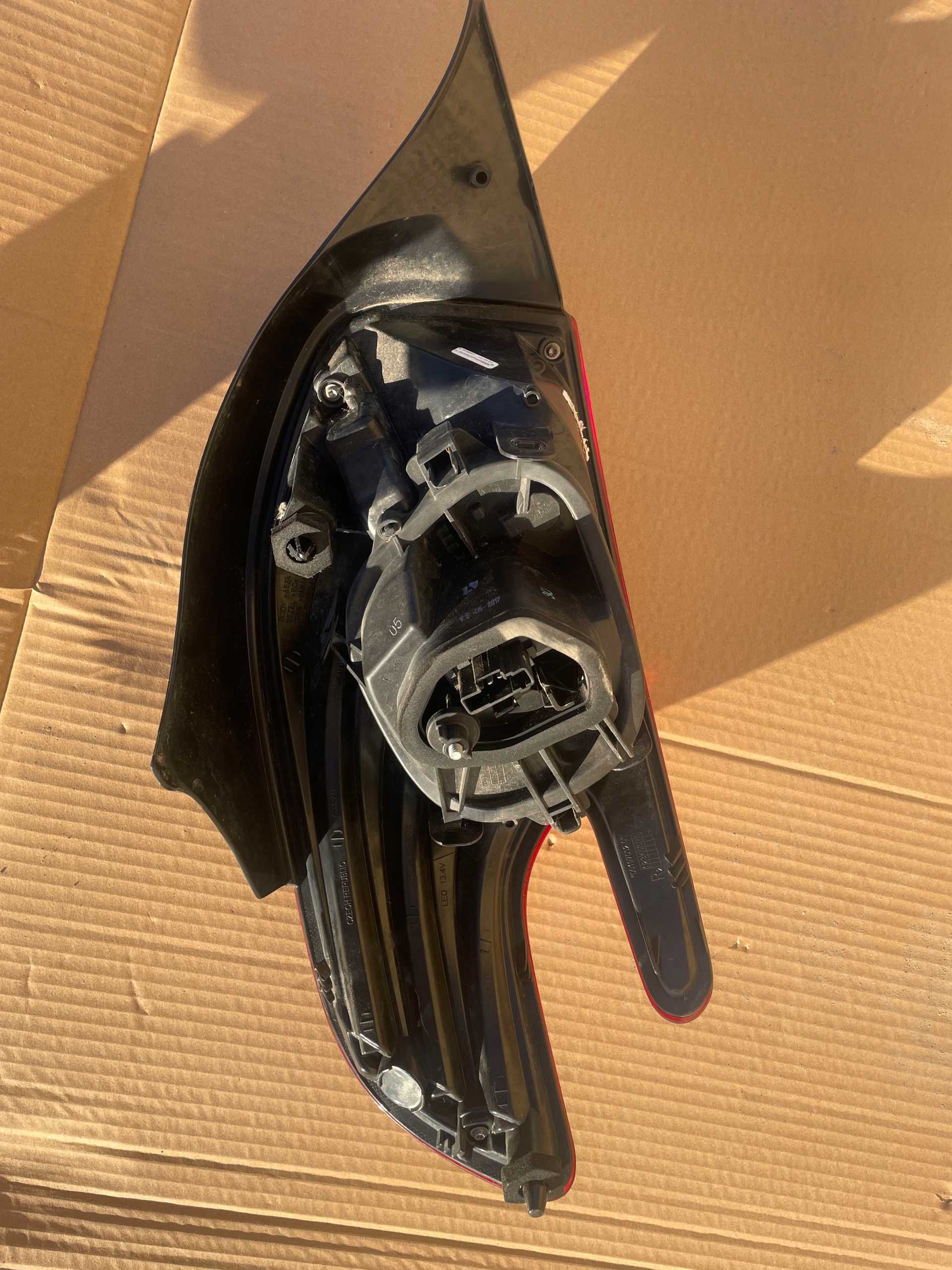 Lampa tylna prawa PEUGEOT 208 LIFT 15 - 20 9810430580 Typ samochodu Samochody osobowe