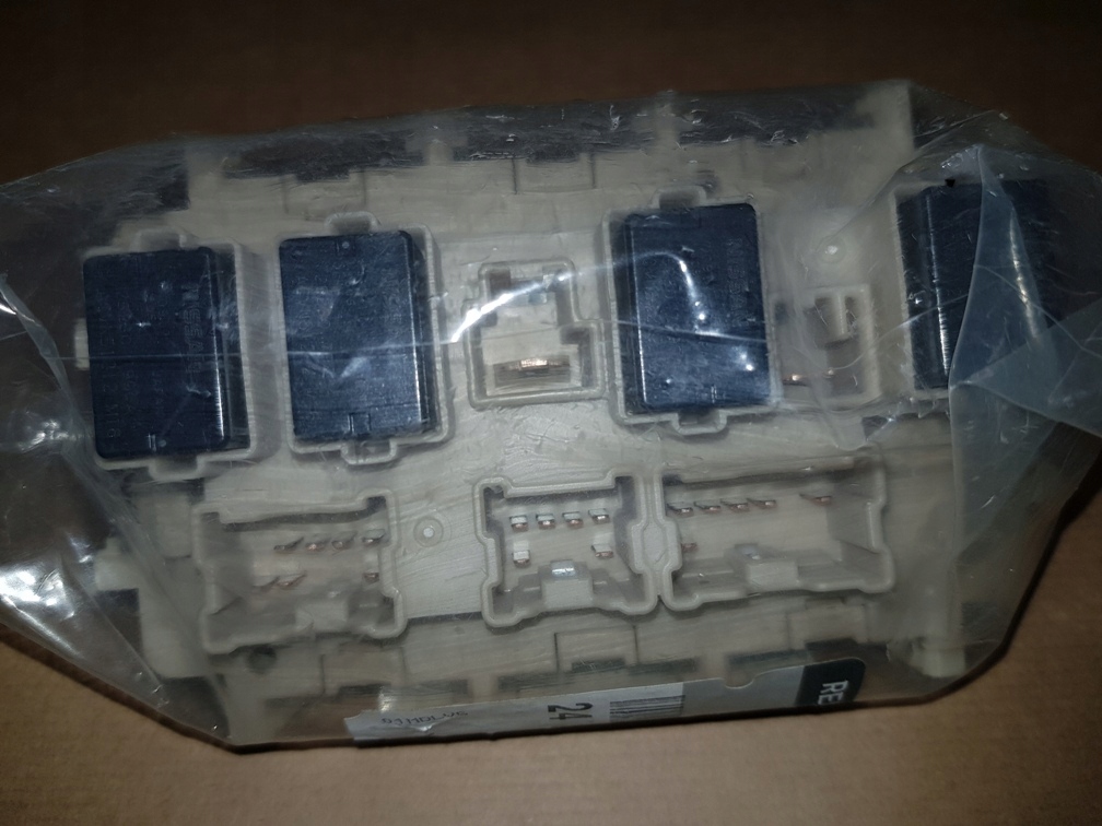 SKRZYNKA BEZPIECZNIKÓW RENAULT KADJAR 243808901R Waga produktu z opakowaniem jednostkowym 1 kg