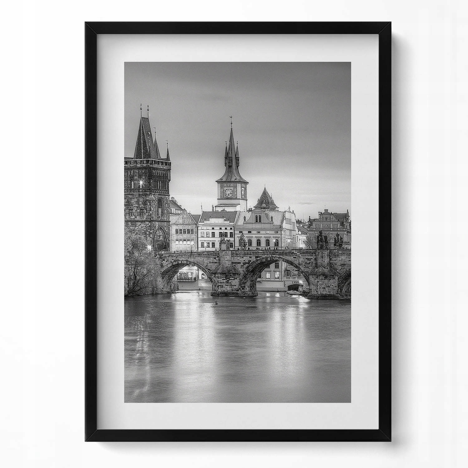 Nástěnný obraz v černém rámu s grafikou Pohled na Karlův most Praha 50x70 cm