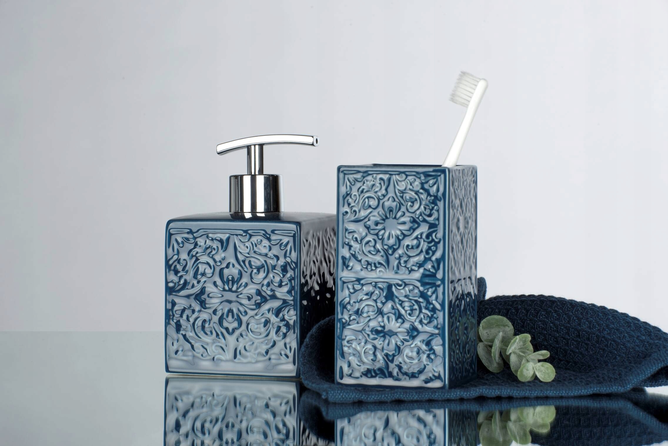 KUBEK CERAMICZNY NA SZCZOTECZKI CORDOBA BLUE WENKO Kolor odcienie niebieskiego