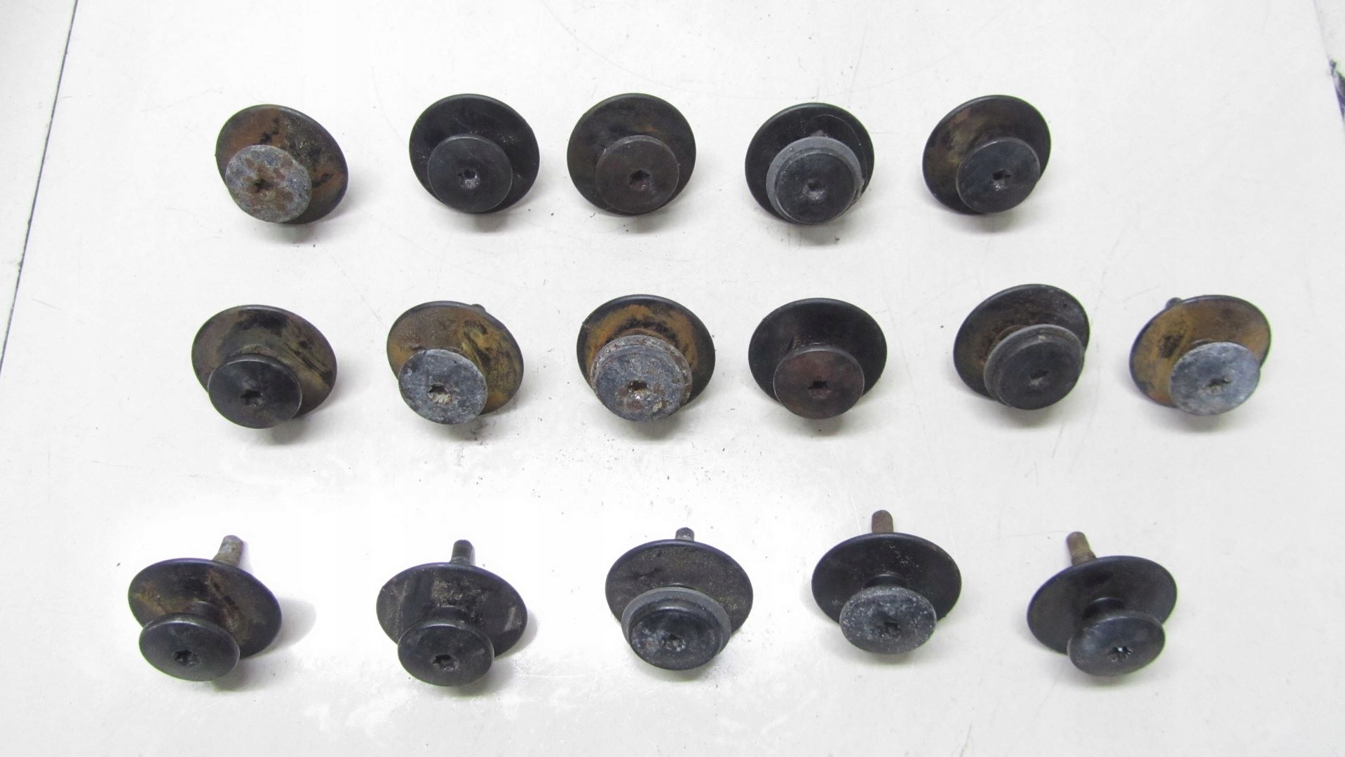 TRAFIC VIVARO II ŚRUBA MOCOWANIA FOTELA 01-14