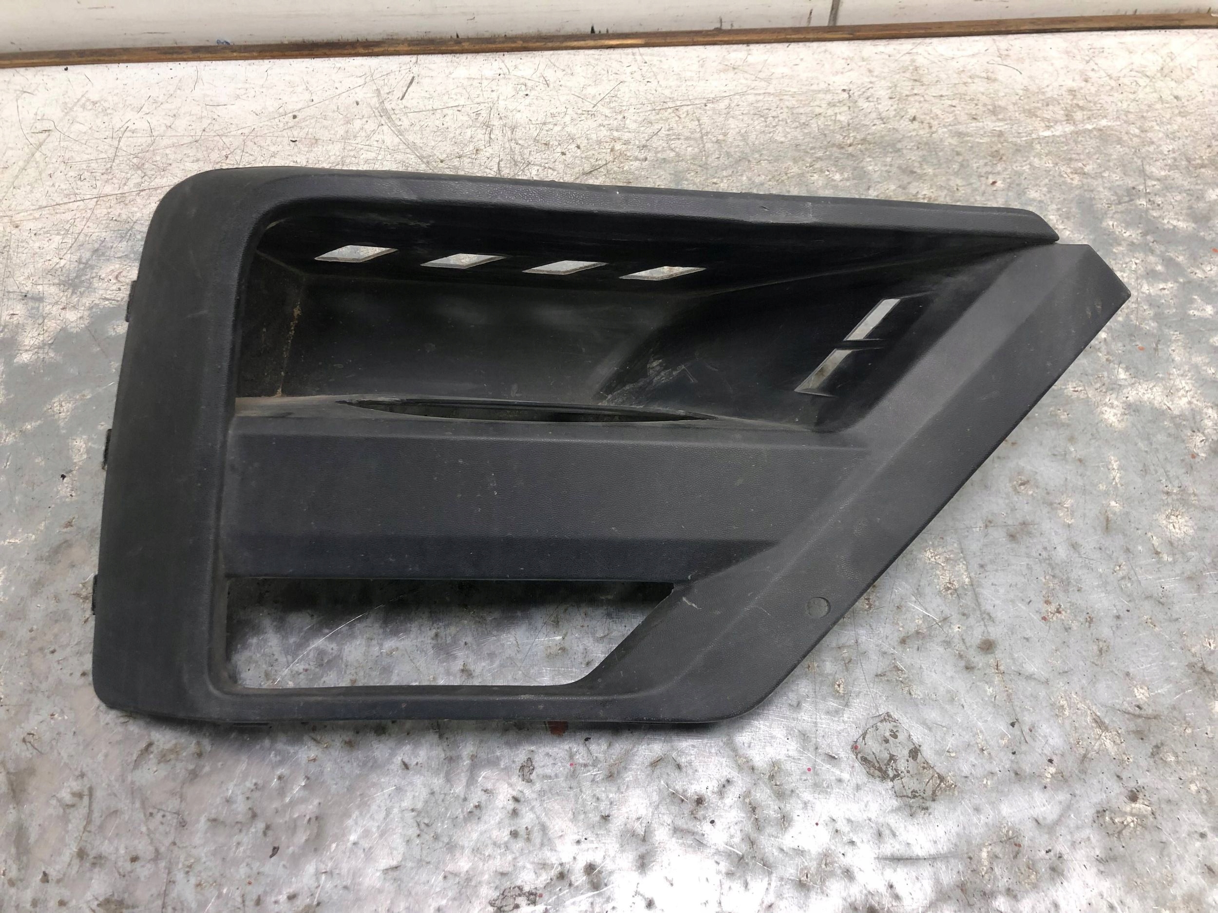 mřížka mlhovky pravý předek VW CRAFTER II 7C0853666A