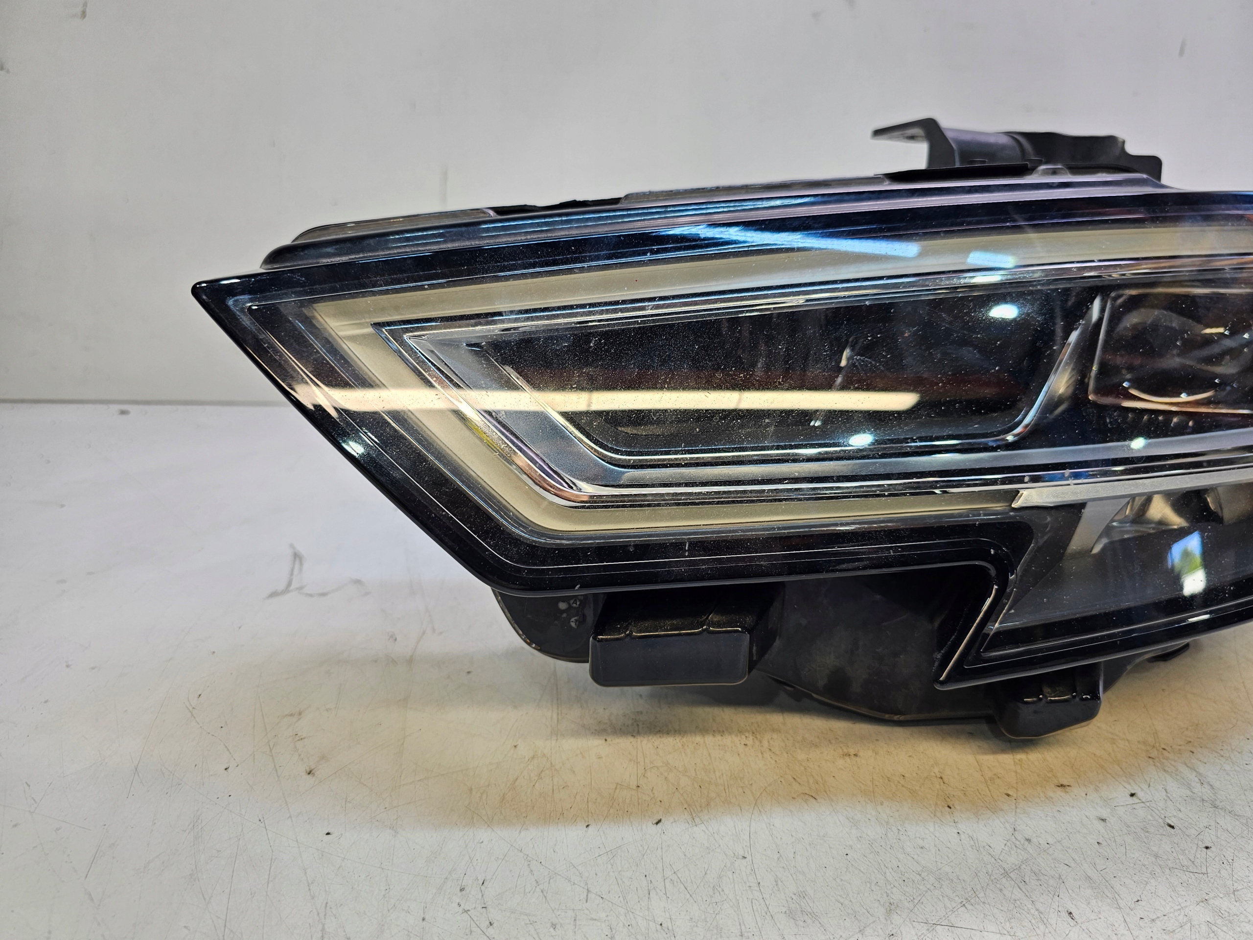 REFLEKTOR XENON LED left AUDI A3 8V LIFT 8V0941033D UK