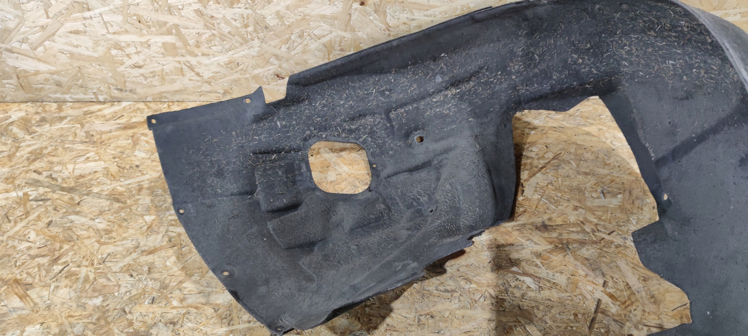 podblatník levý předek AUDI A6 C7 4G0821133A