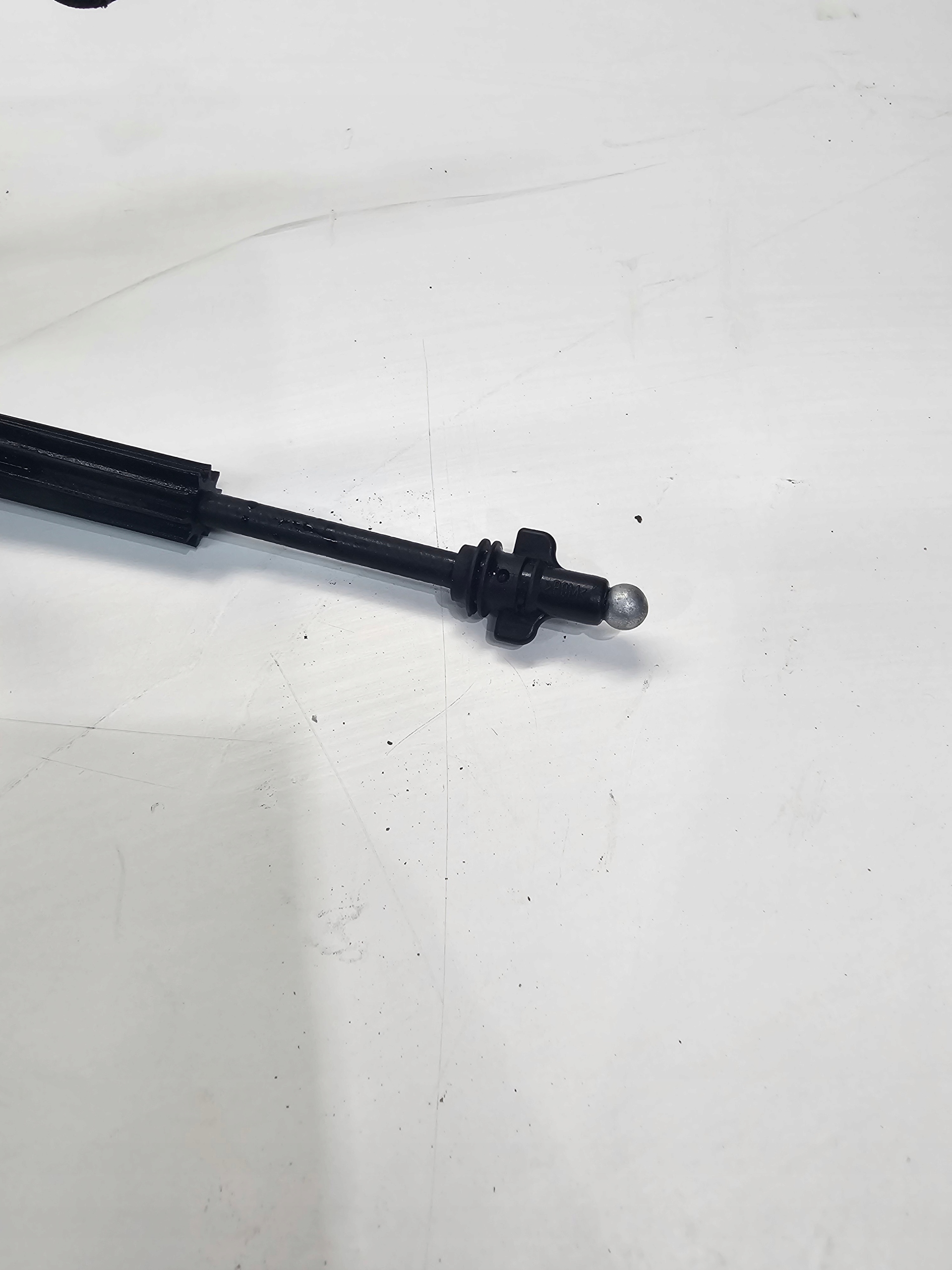 CÂBLE POUR L’OUVERTURE DU CAPOT AUDI Q5 8R 8R1823535