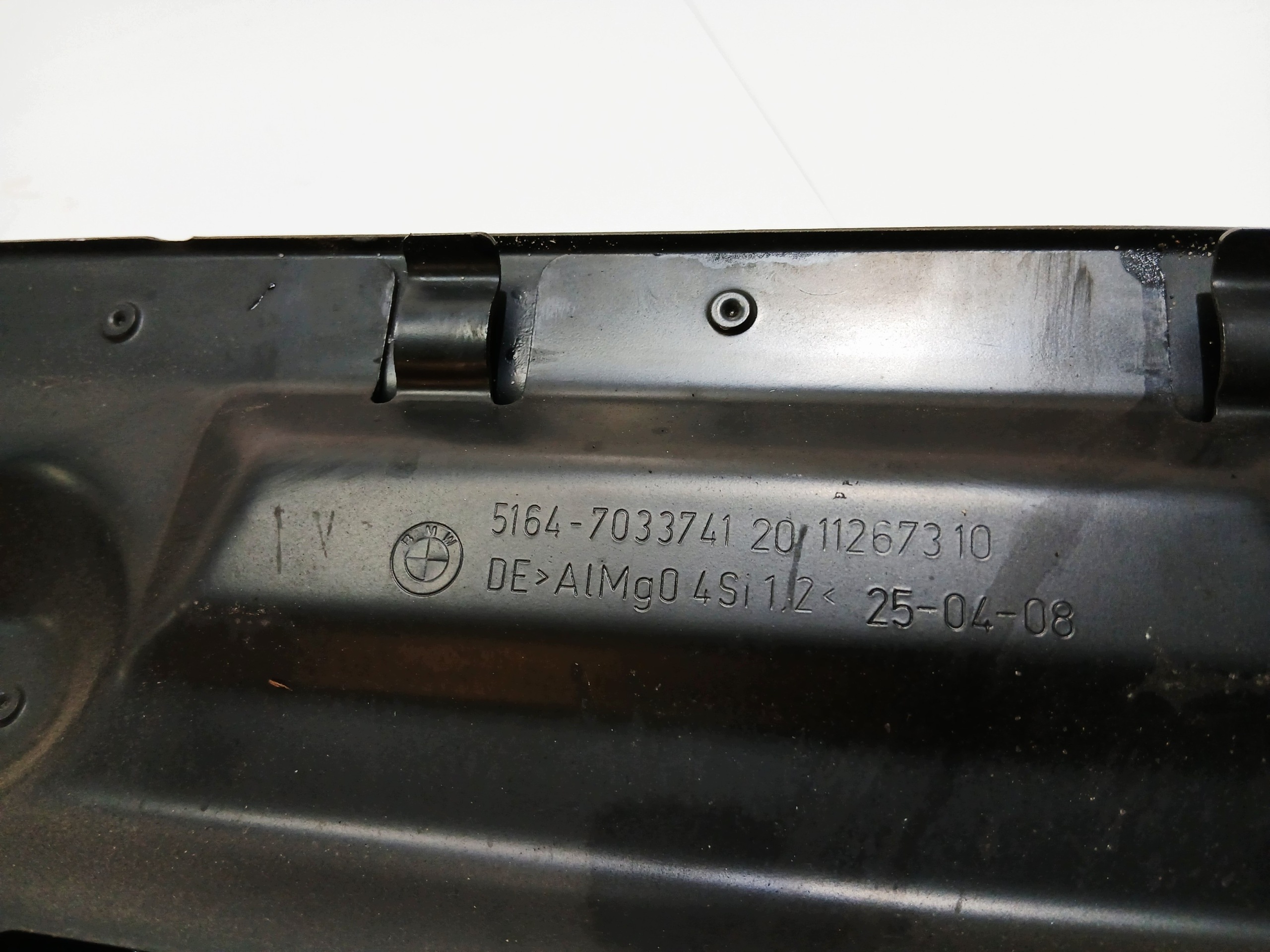 držák stěny předního BMW E60 E61 OE 7033741 (0000967)