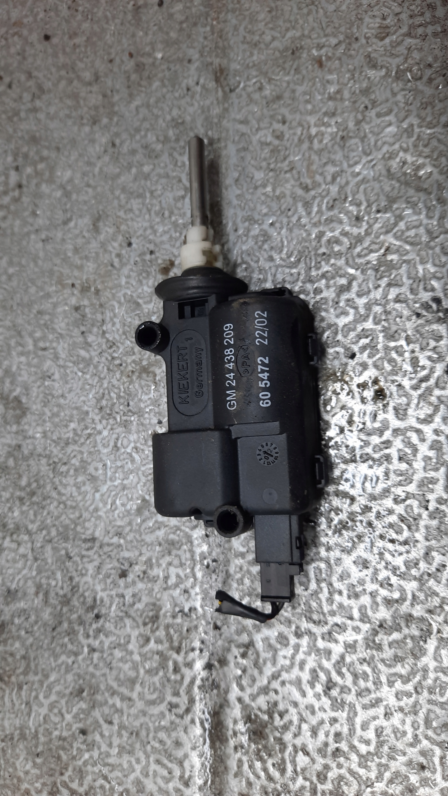 SIŁOWNIK KLAPKI WLEWU PALIWA OPEL VECTRA C 2.2B 02R 24438209