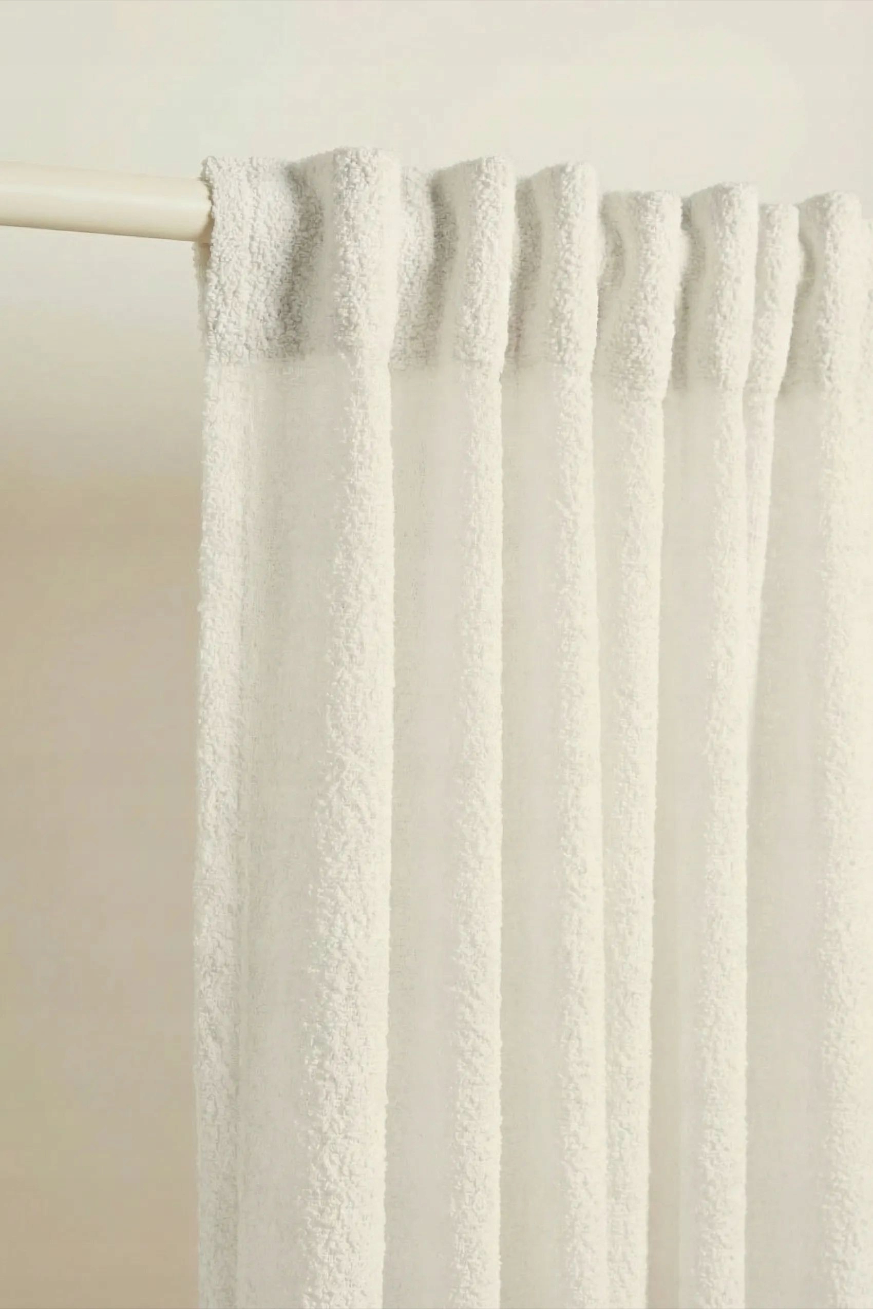 Hotový závěs na pásce Dreamy Boucle 140x300 krémová s boucle strukturou